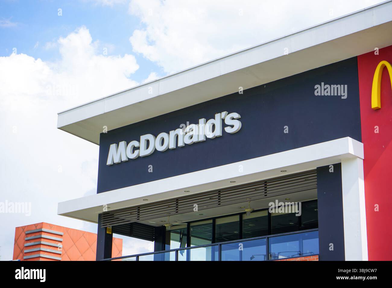 McDonald's Corporation ist ein amerikanisches Fast-Food-Restaurant. Franchise-Unternehmen verkauft Hamburger, Hühnchen, Hühnchen-Sandwiches und Pommes frites. Stockfoto