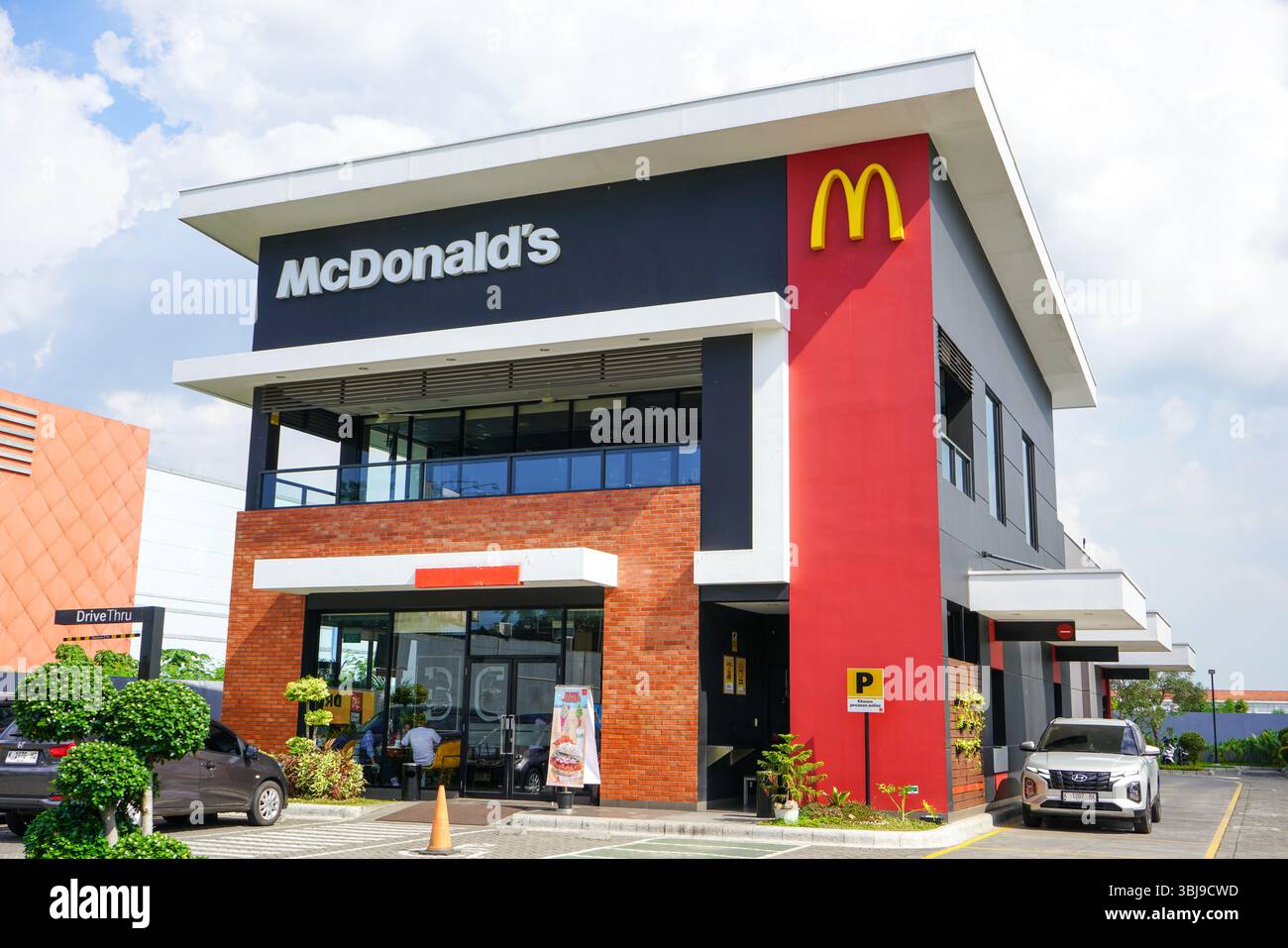 McDonald's Corporation ist ein amerikanisches Fast-Food-Restaurant. Franchise-Unternehmen verkauft Hamburger, Hühnchen, Hühnchen-Sandwiches und Pommes frites. Stockfoto