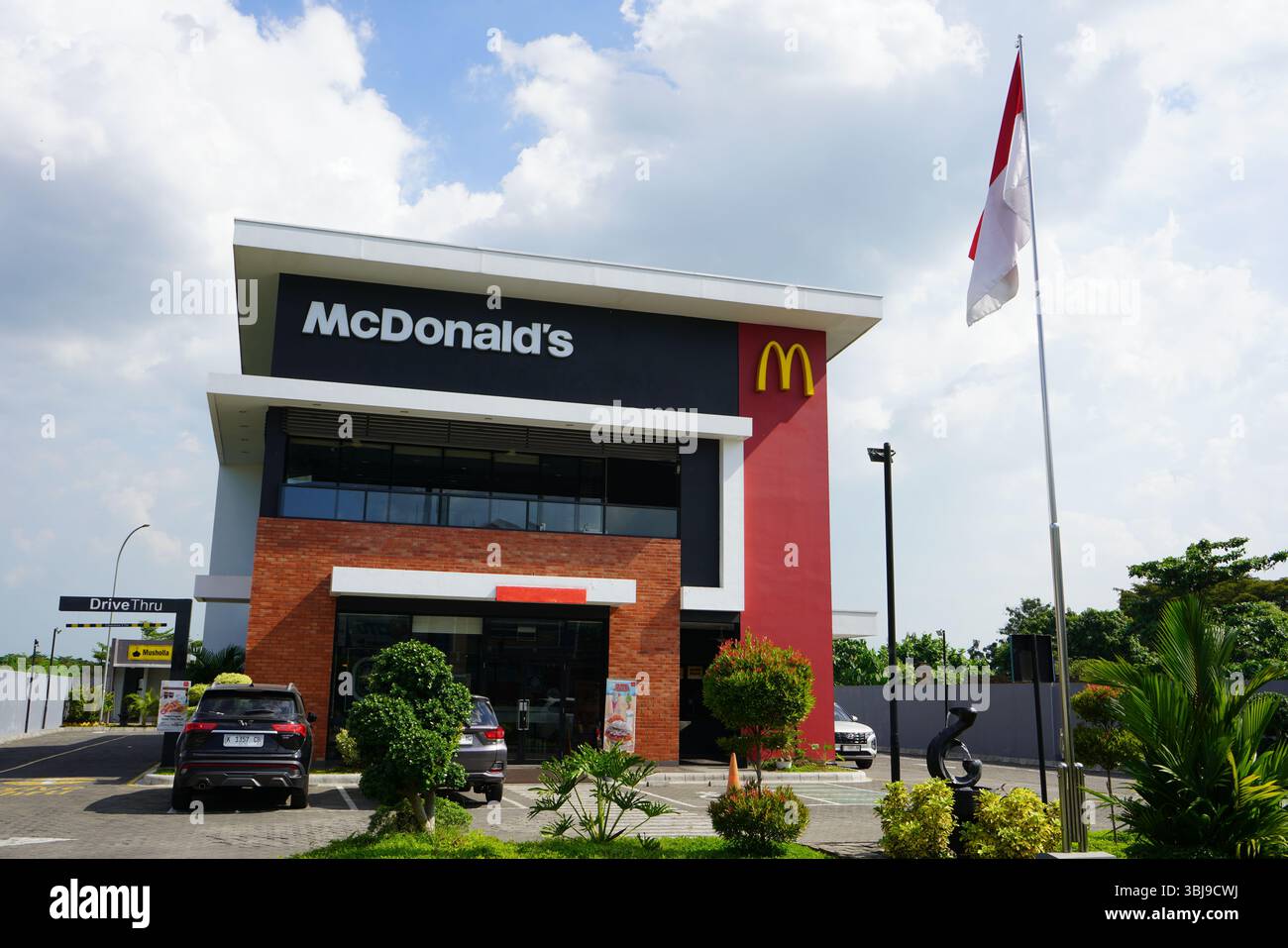McDonald's Corporation ist ein amerikanisches Fast-Food-Restaurant. Franchise-Unternehmen verkauft Hamburger, Hühnchen, Hühnchen-Sandwiches und Pommes frites. Stockfoto