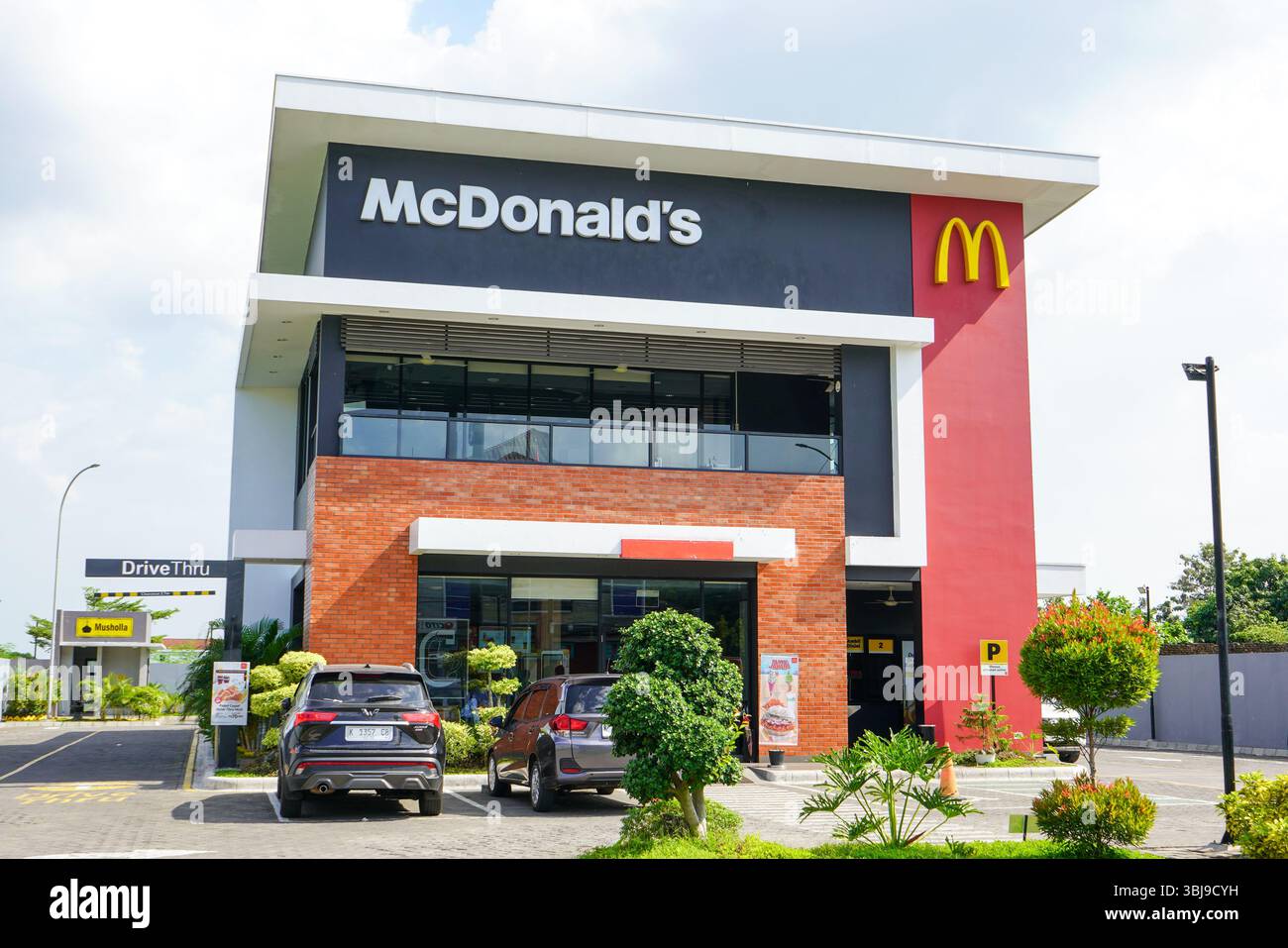 McDonald's Corporation ist ein amerikanisches Fast-Food-Restaurant. Franchise-Unternehmen verkauft Hamburger, Hühnchen, Hühnchen-Sandwiches und Pommes frites. Stockfoto