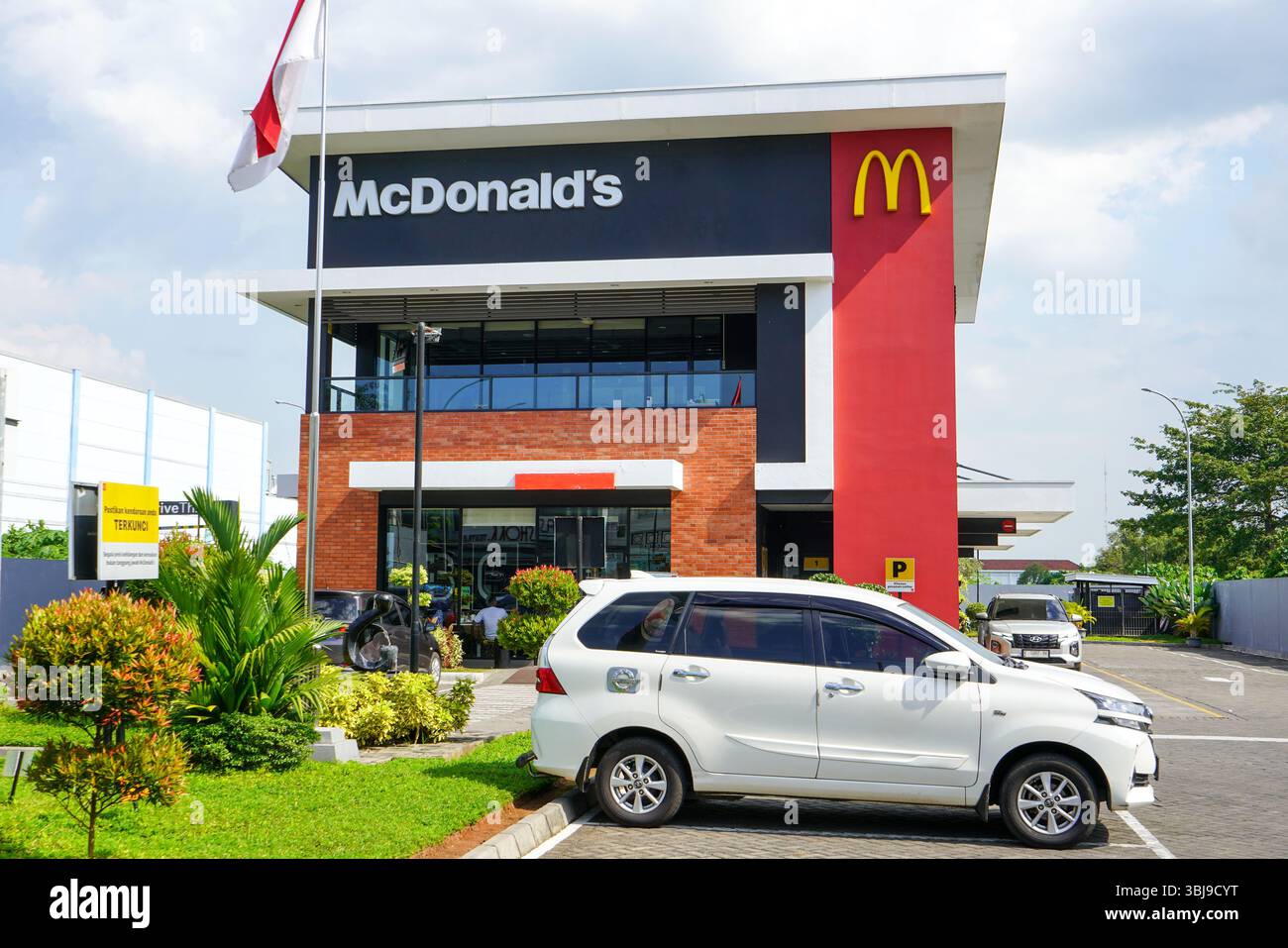 McDonald's Corporation ist ein amerikanisches Fast-Food-Restaurant. Franchise-Unternehmen verkauft Hamburger, Hühnchen, Hühnchen-Sandwiches und Pommes frites. Stockfoto