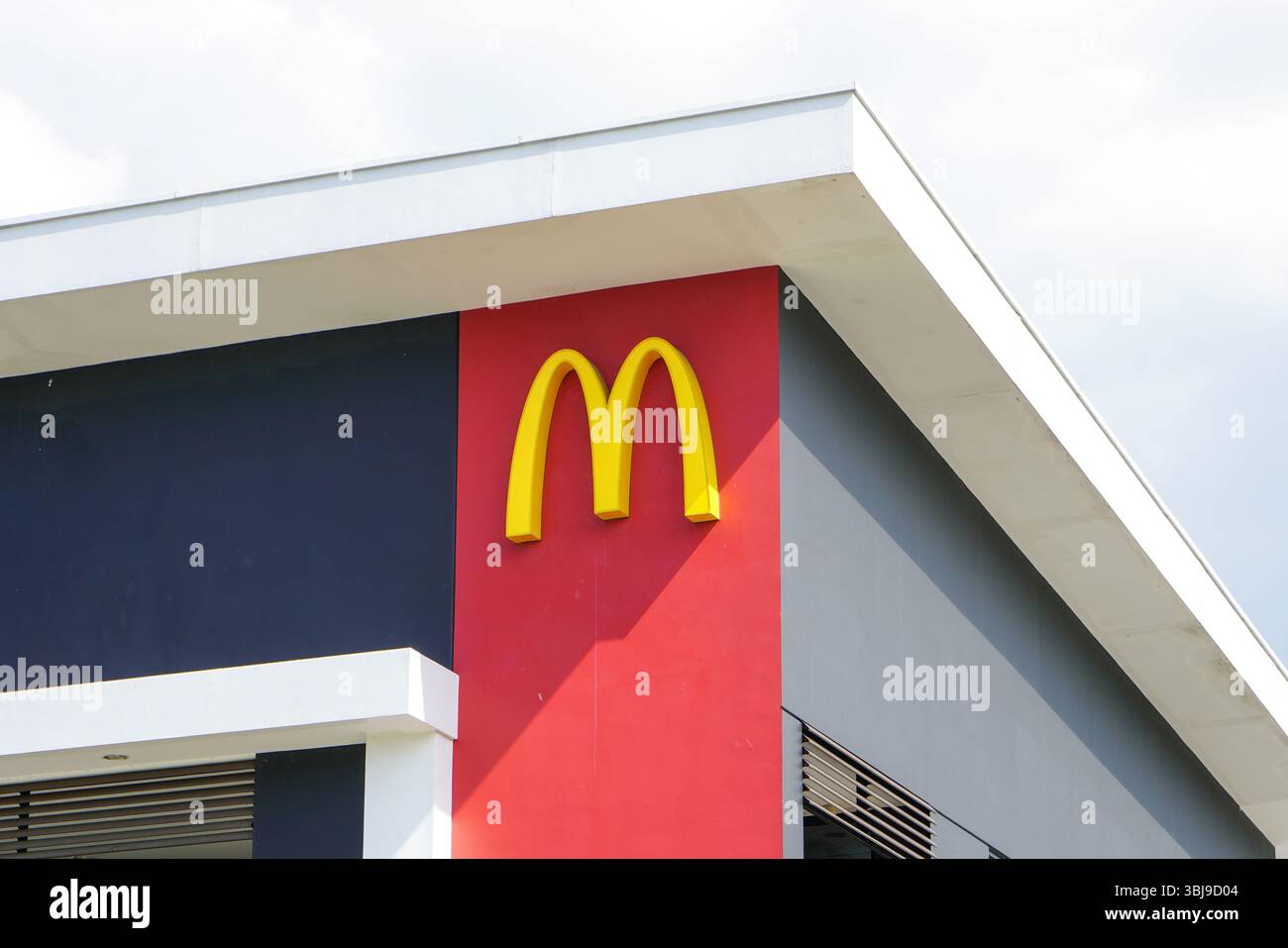McDonald's Corporation ist ein amerikanisches Fast-Food-Restaurant. Franchise-Unternehmen verkauft Hamburger, Hühnchen, Hühnchen-Sandwiches und Pommes frites. Stockfoto