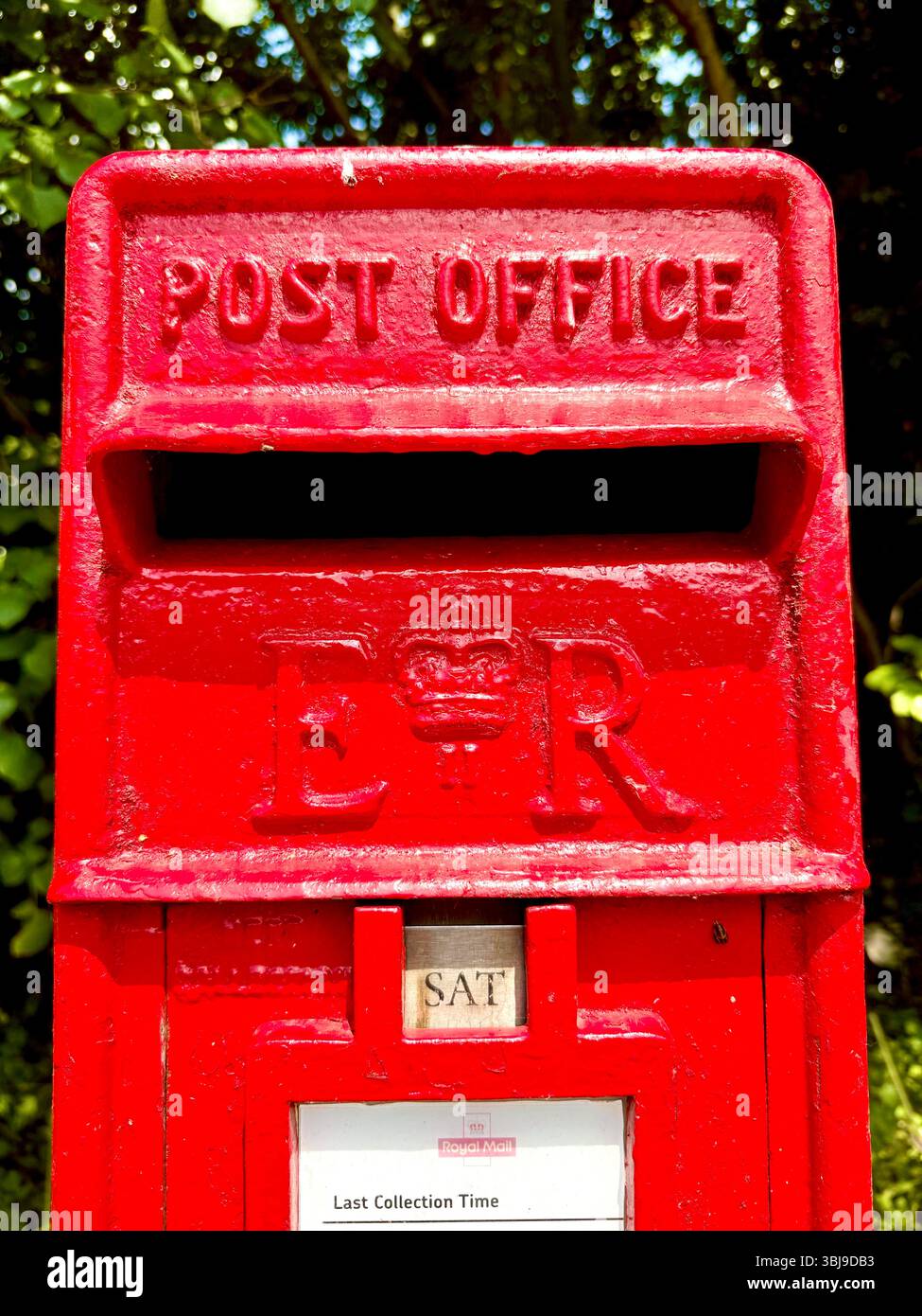 Ein roter Royal Mail-Säulenkasten auf einer Straße in Großbritannien Stockfoto