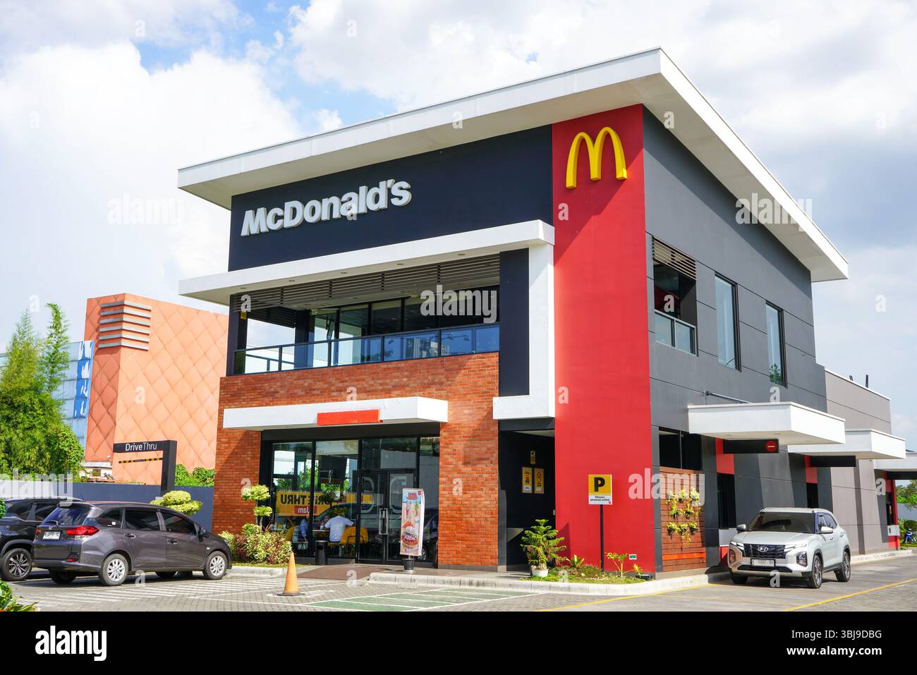 McDonald's Corporation ist ein amerikanisches Fast-Food-Restaurant. Franchise-Unternehmen verkauft Hamburger, Hühnchen, Hühnchen-Sandwiches und Pommes frites. Stockfoto