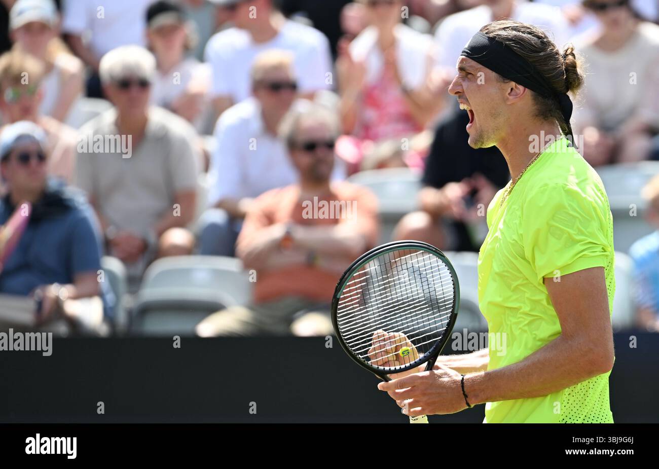 Stuttgart, Deutschland. Juni 2025. Tennis: ATP Tour - Stuttgart, Singles, Herren, Halbfinale. Alexander Zverev (Deutschland) - Ben Shelton (USA). Alexander Zverev reagiert auf den Sieg des ersten Satzes. Quelle: Marijan Murat/dpa/Alamy Live News Stockfoto