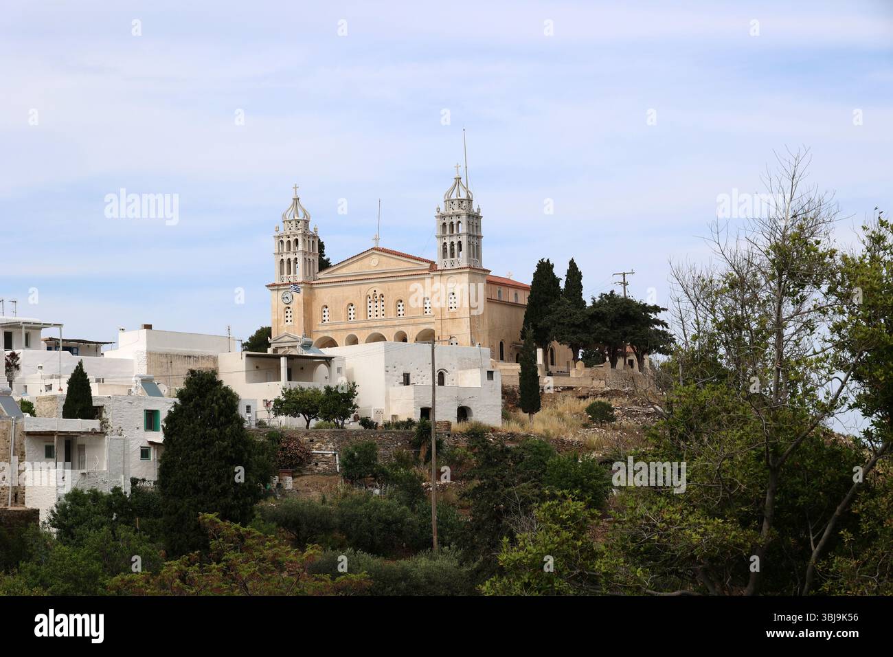 Kirche von Agia Triada im Bergdorf Lefkes auf Paros, Kykladen, Griechenland Stockfoto