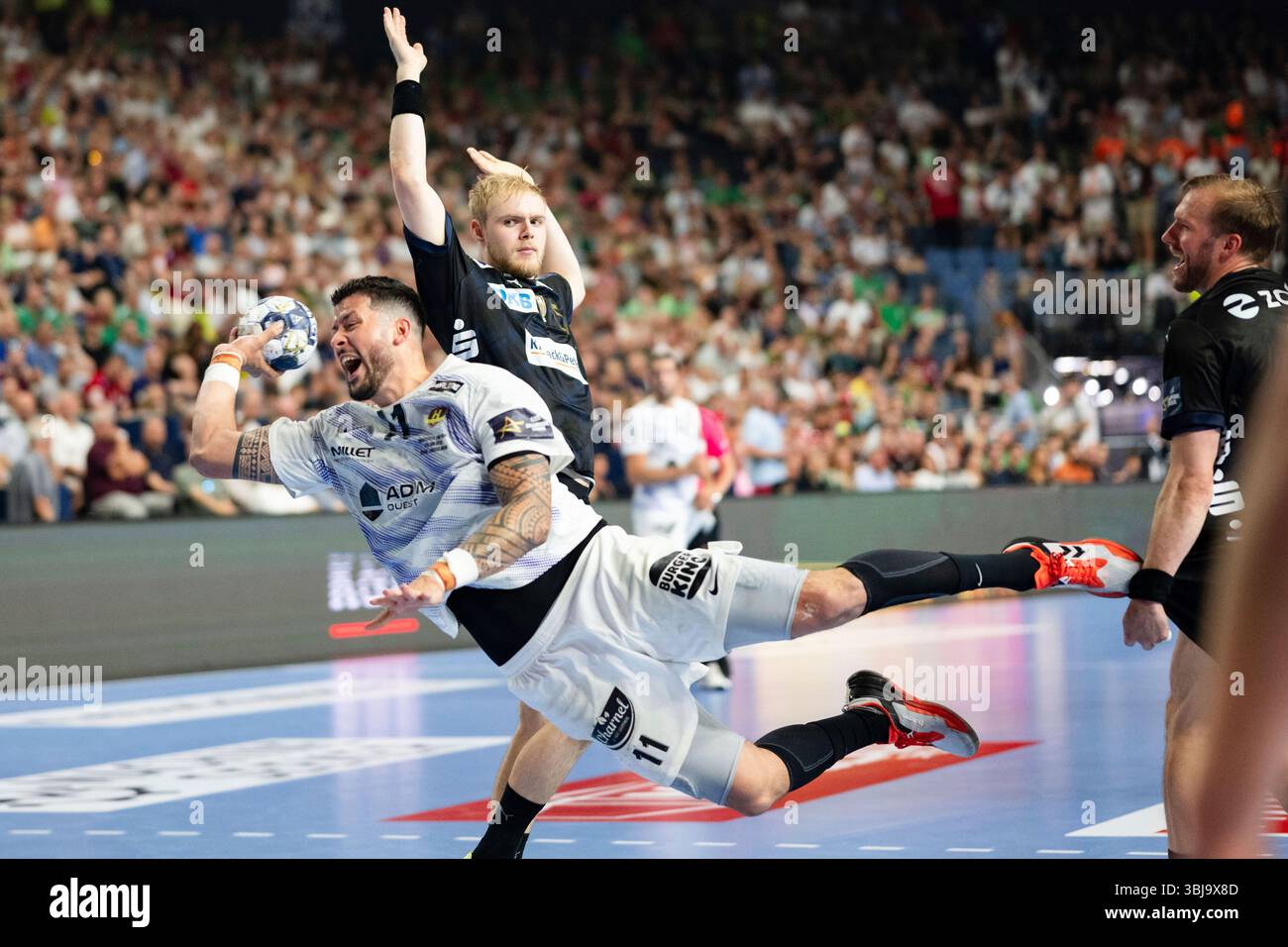 Nantes Nicolas Tournat throws on goal during the Champions League handball game, semi-final, between Füchse Berlin and HBC Nantes at Lanxess Arena in Cologne, Germany, Saturday June 14, 2025. (Marius Becker/dpa via AP) Stockfoto