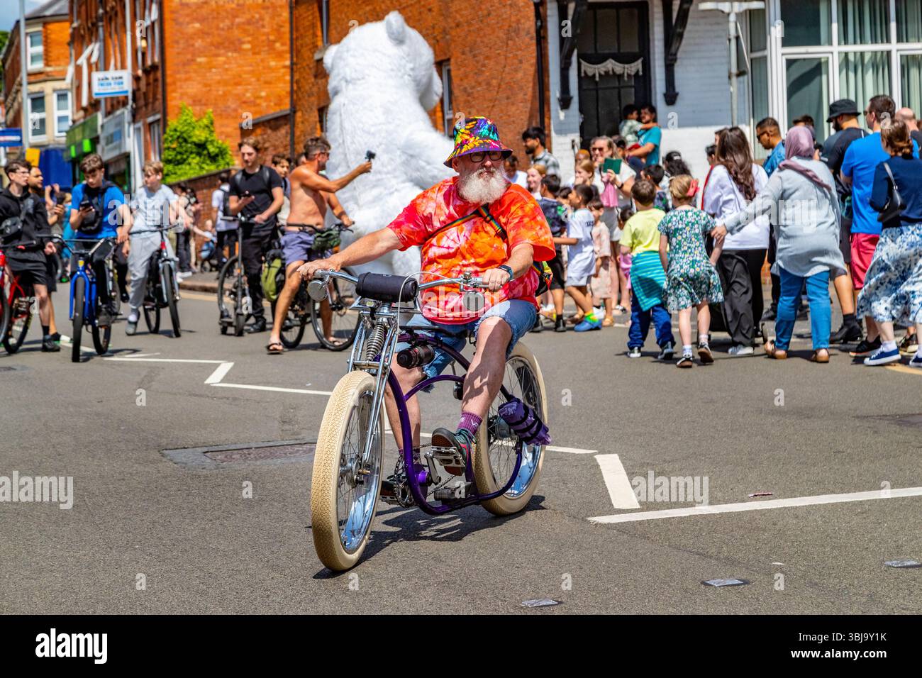 Northampton, Großbritannien. Juni 2025. Die Städte Sommer Karneval Thema Erde. Wind, Feuer und Wasser. Ein multikulturelles Ereignis an diesem Nachmittag, bei dem die Wagen durch die Stadt fahren, um ein festliches Ambiente zu schaffen, bei dem sich alle amüsieren. Quelle: Keith J Smith./Alamy Live News Stockfoto