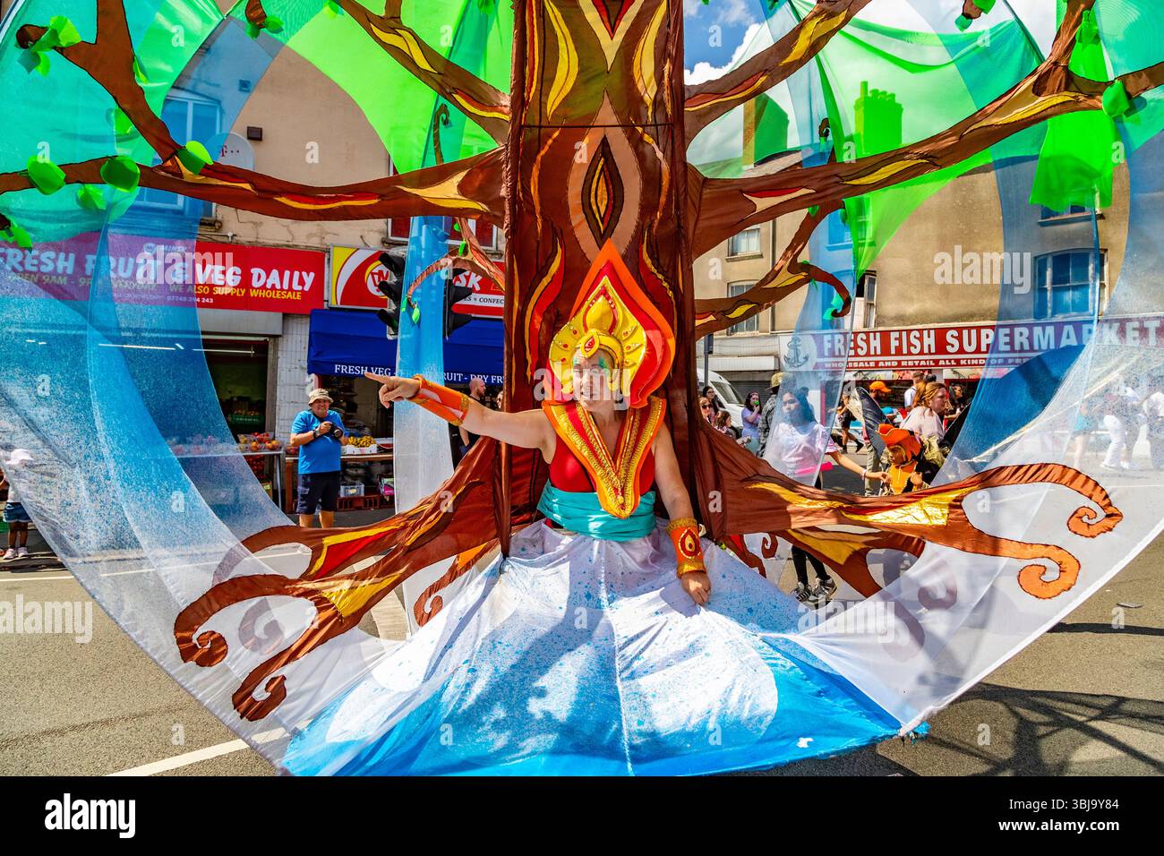 Northampton, Großbritannien. Juni 2025. Die Städte Sommer Karneval Thema Erde. Wind, Feuer und Wasser. Ein multikulturelles Ereignis an diesem Nachmittag, bei dem die Wagen durch die Stadt fahren, um ein festliches Ambiente zu schaffen, bei dem sich alle amüsieren. Quelle: Keith J Smith./Alamy Live News Stockfoto