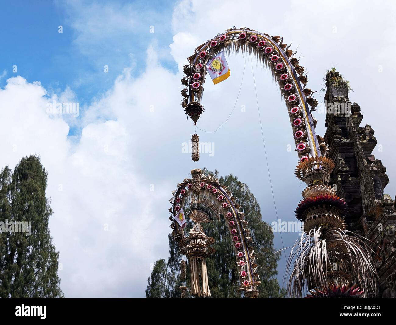 Penjor am Eingang des Pura Ulun Danu Beratan Tempels in Bedugul Bali Stockfoto