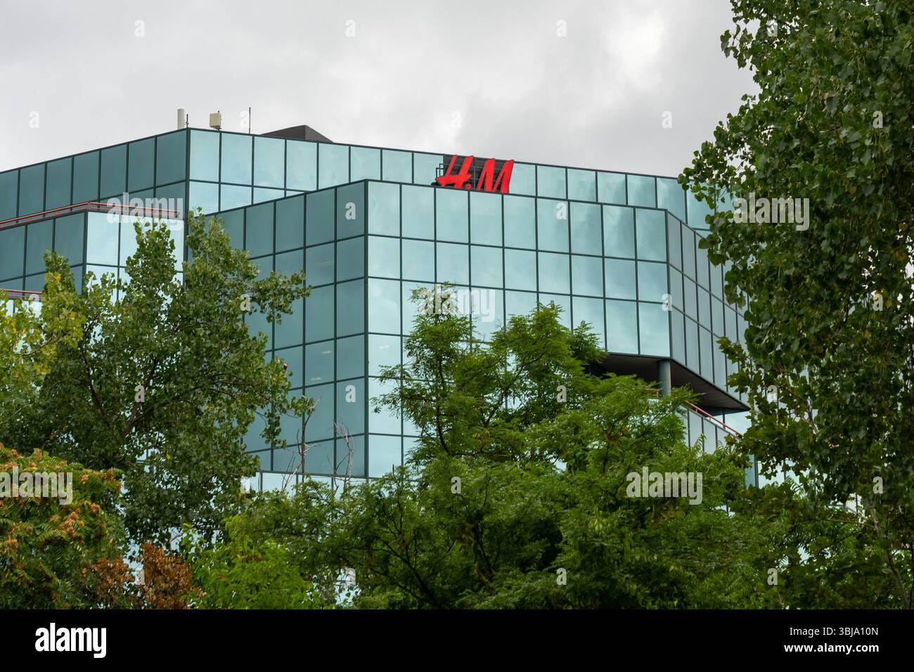Secaucus, NJ, USA - 22. August 2022: HM-Schild am Bürogebäude in Secaucus, NJ, USA. Stockfoto