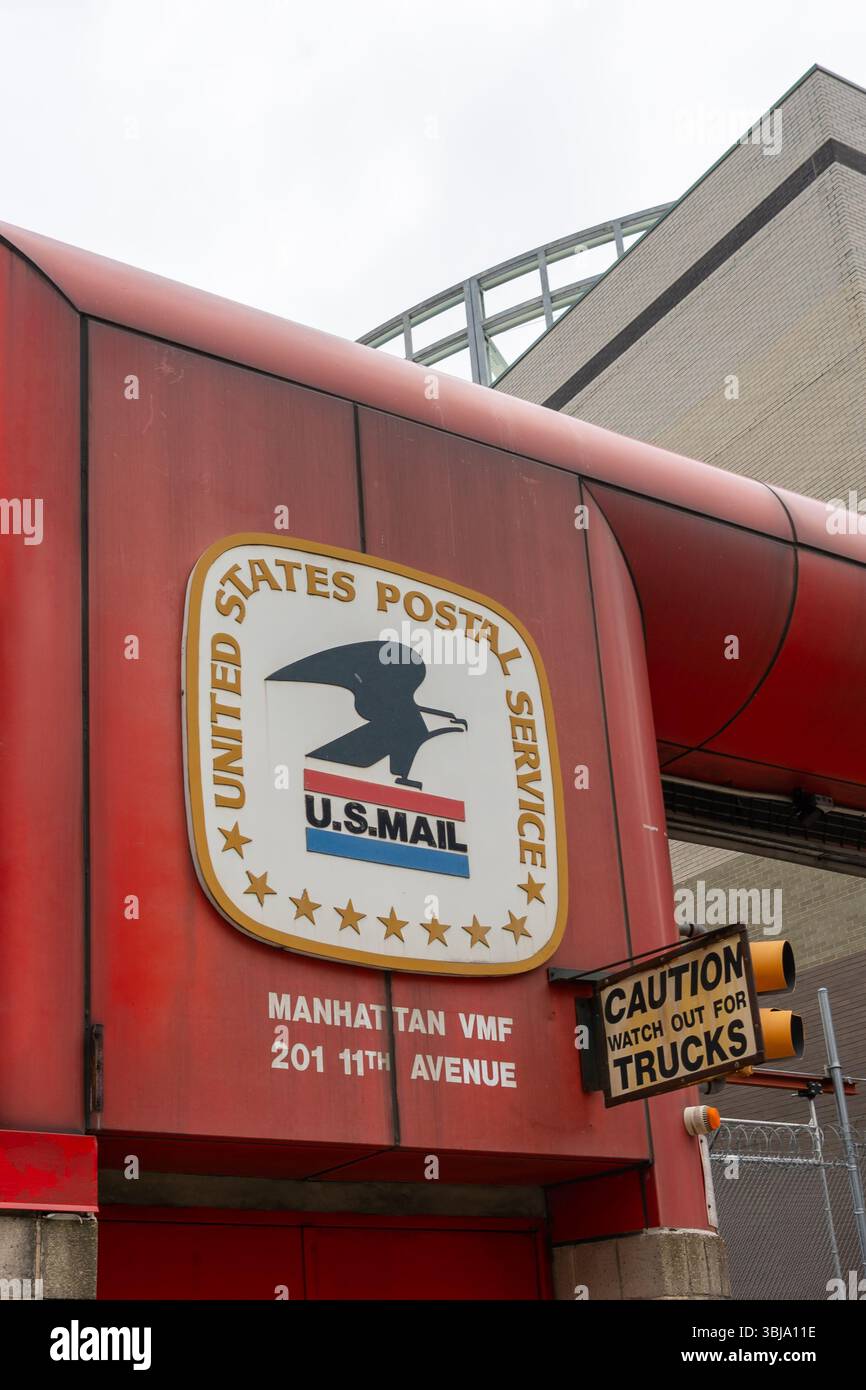 Ein Logo des United States Postal Service auf dem Gebäude an der 201 11th Ave in New York, NY, USA. Stockfoto