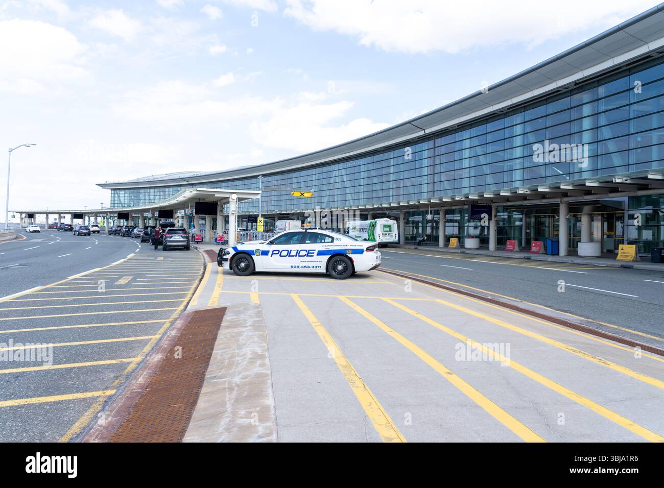 Polizeiautos parkten am Passagierabsetzbereich am Pearson International Airport in Mississauga, Ontario, Kanada Stockfoto