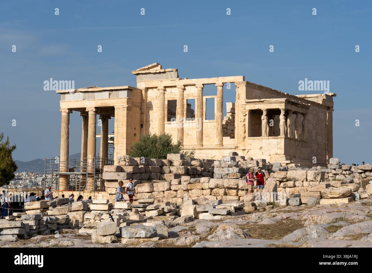 Besucher, die Erechtheion auf der Athener Akropolis in Athen, Griechenland, besuchen. Stockfoto