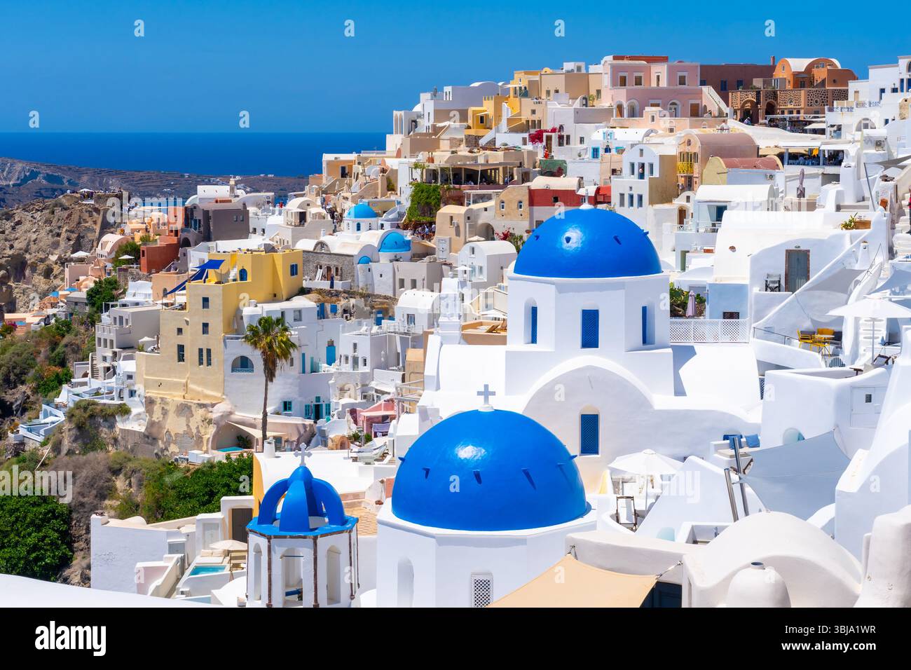 Blick auf die Stadt Oia bei Sonnenuntergang auf der Insel Santorin, Griechenland. Stockfoto