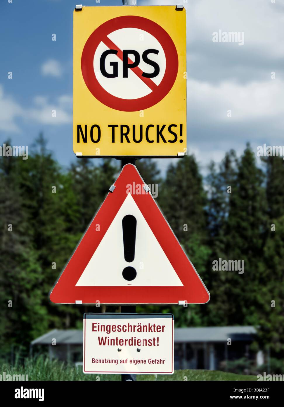 Tirol, Österreich, 13. November 2025: Navigation auf Tirols Winterstraßen: Eine Warnung für Lkw-Fahrer (GPS - keine Lkw - eingeschränkte Nutzung im Winter auf eigenes Risiko Stockfoto