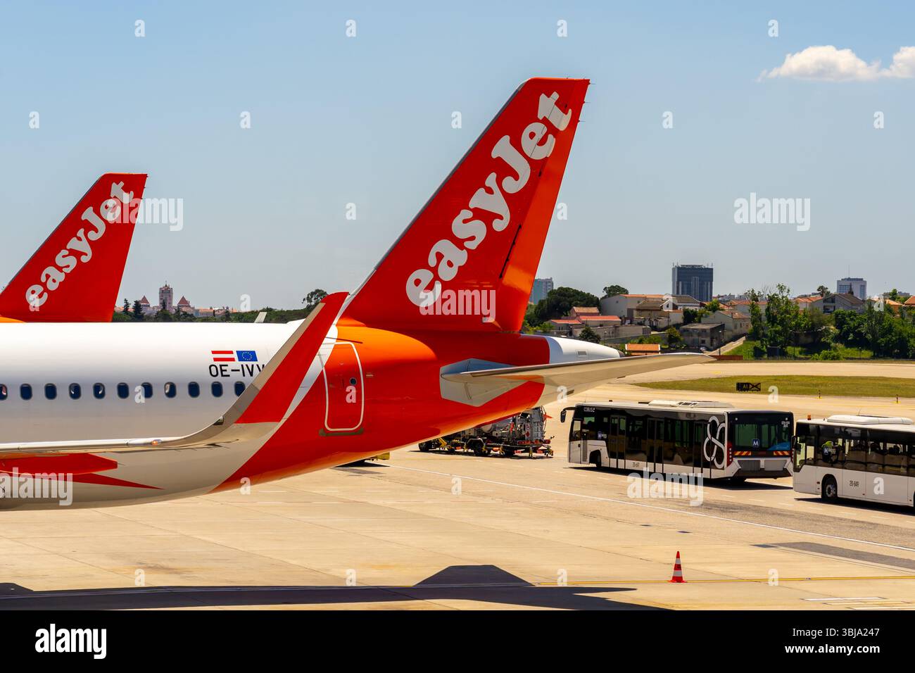 EasyJet-Flugzeuge parken am Flughafen Lissabon in Lissabon, Portugal. Stockfoto
