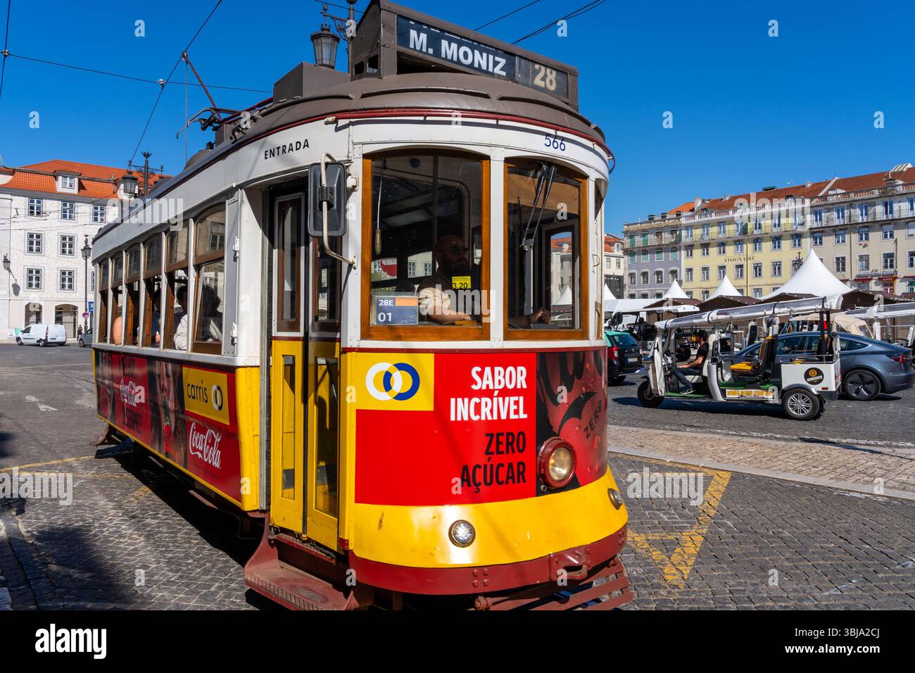 Eine Oldtimer-Straßenbahn 28 in Lissabon, Portugal. Stockfoto