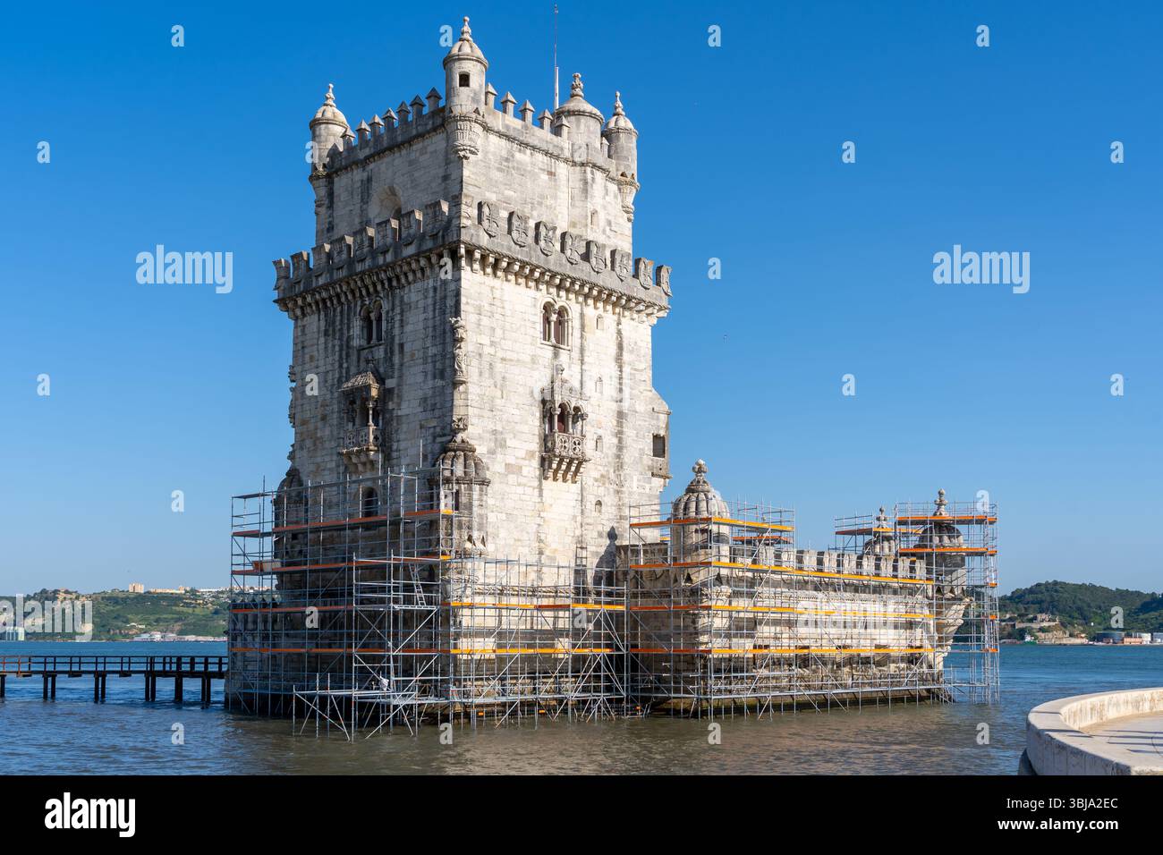 Der Belem-Turm (derzeit in Konservierungs- und Restaurierungsarbeiten) entlang des Flusses Tejo 2025 in Lissabon, Portugal. Stockfoto