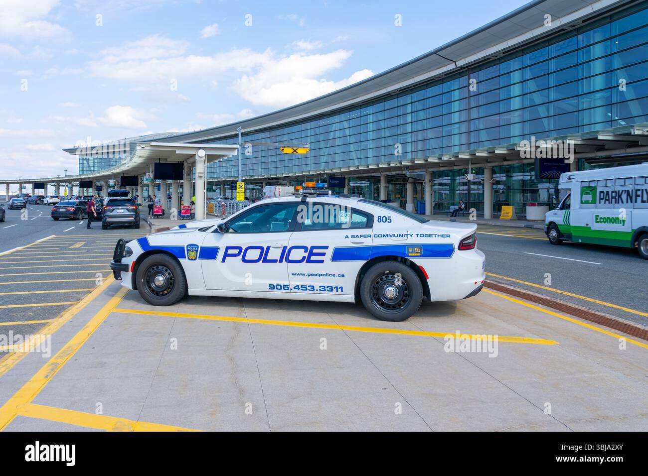 Polizeiautos parkten am Passagierabsetzbereich am Pearson International Airport in Mississauga, Ontario, Kanada Stockfoto
