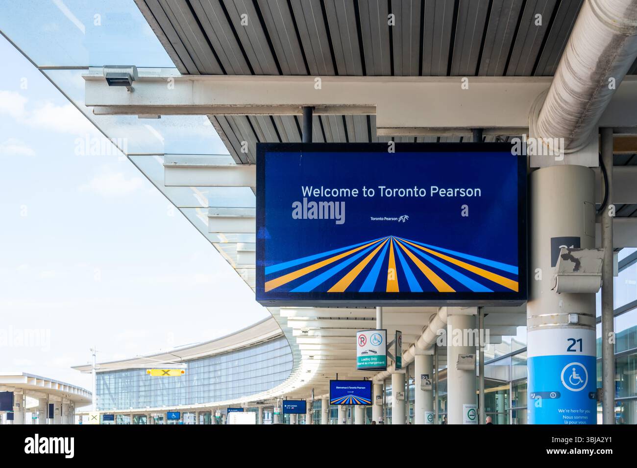 Ein Schild mit der Aufschrift „Welcome to Toronto Pearson“ am Passagierabsetzbereich im Pearson International Airport Mississauga, Ontario, Kanada. Stockfoto