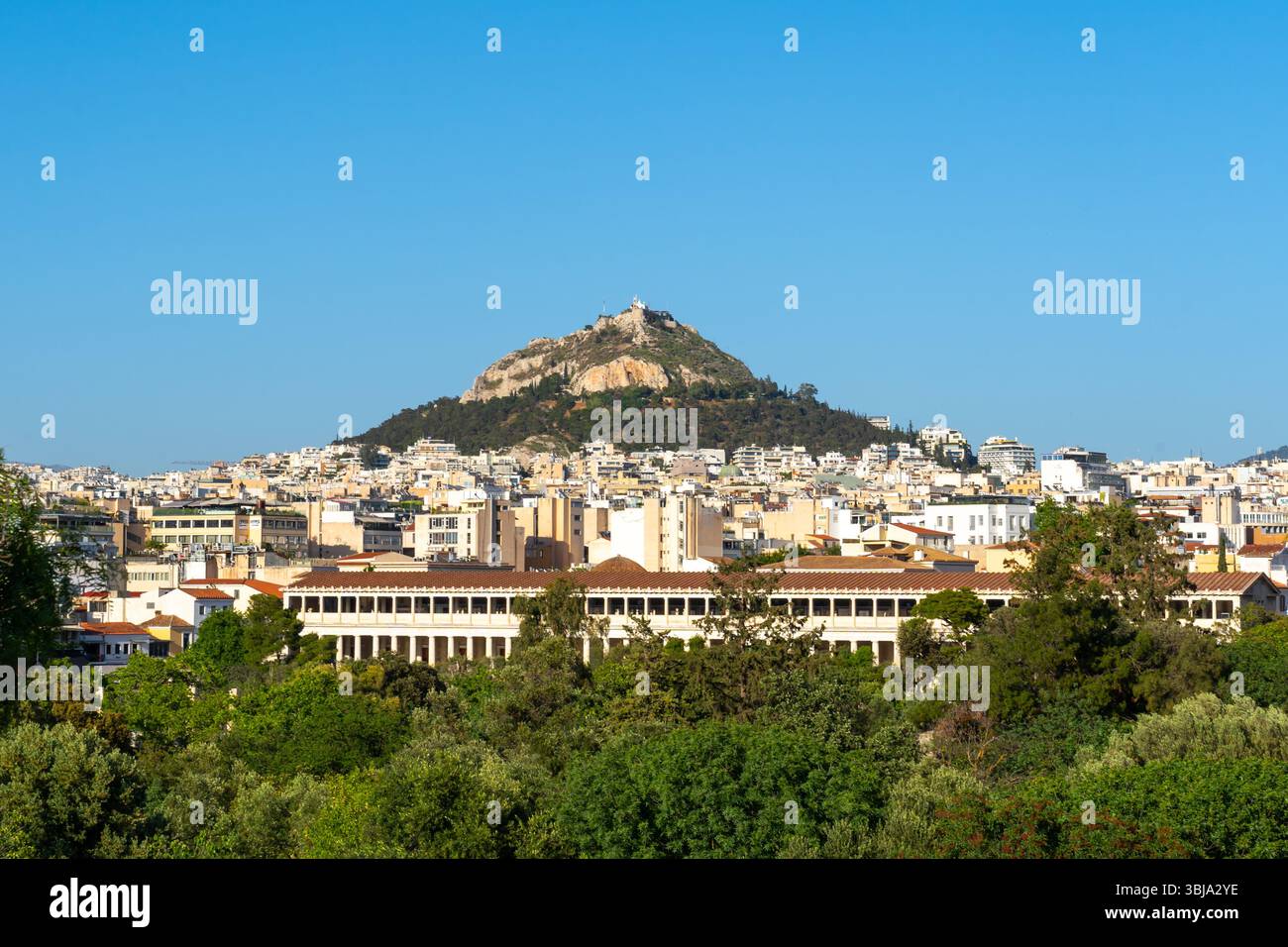 Athen Stadtbild mit dem Lycabettus-Hügel, Blick vom Akropolis-Hügel im Frühjahr 2025, Athen, Griechenland. Stockfoto
