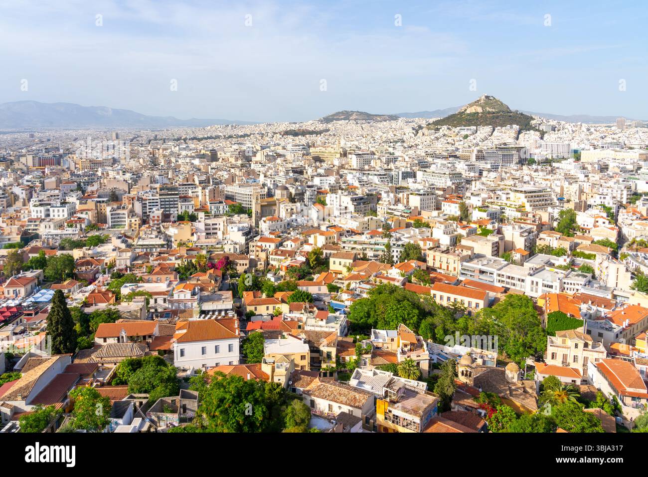 Skyline von Athen mit dem Lycabettus-Hügel, Blick vom Akropolis-Hügel im Frühjahr 2025, Athen, Griechenland. Stockfoto