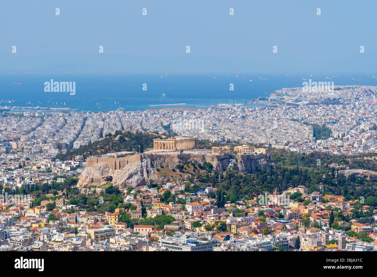 Blick auf Athen mit der Akropolis vom Lycabettus-Hügel aus gesehen, dem höchsten Punkt der Stadt. Stockfoto