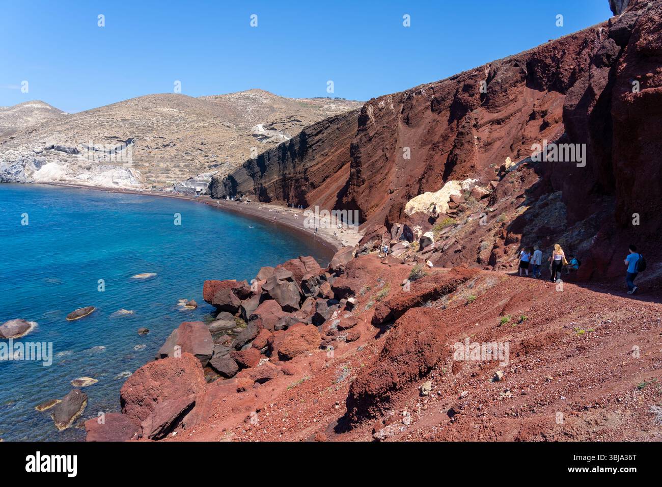Die Menschen besuchen Red Beach im südlichen Teil der Insel Santorin, Griechenland. Stockfoto