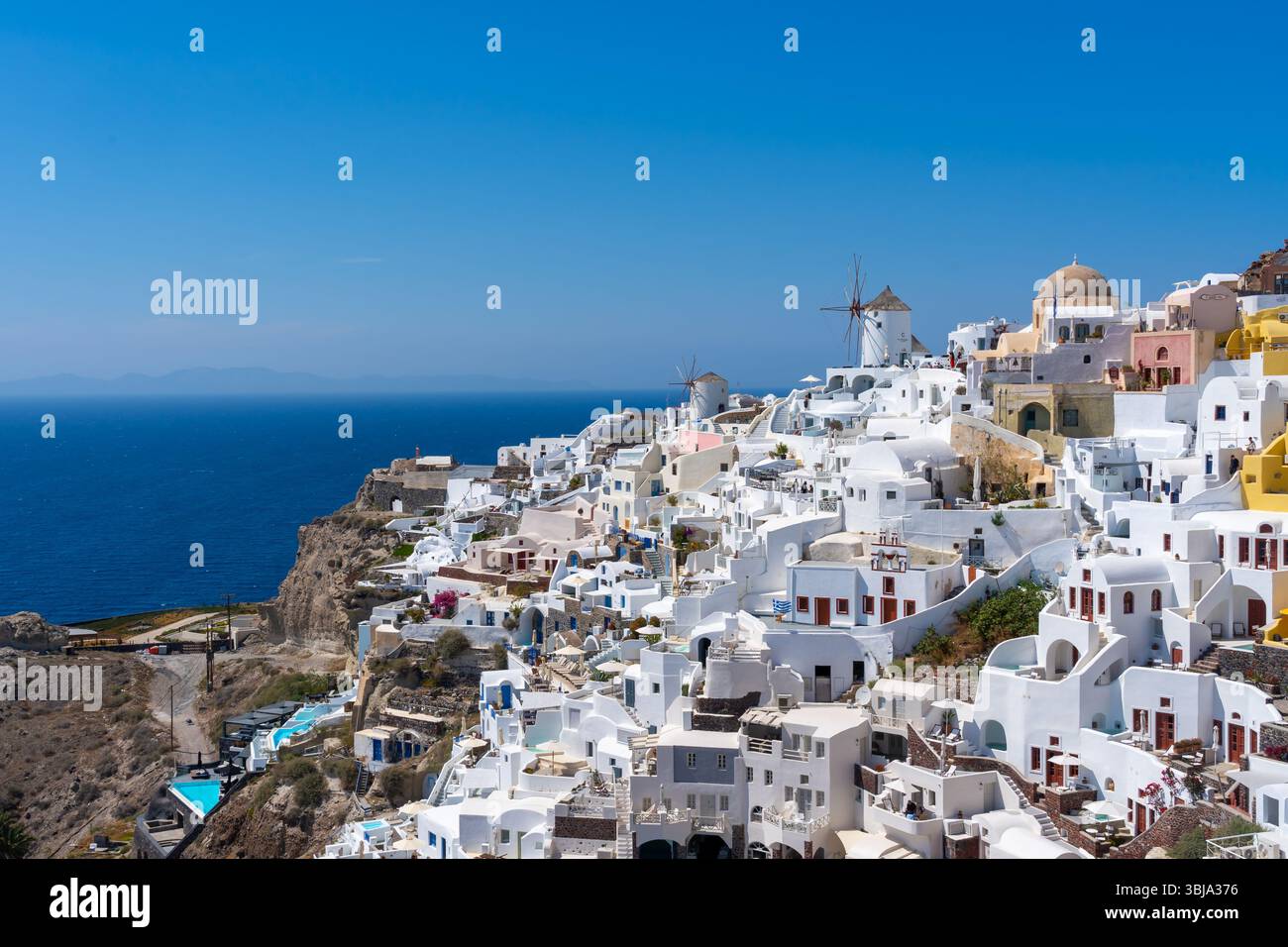 Blick auf die Stadt Oia auf Santorin, Griechenland. Stockfoto
