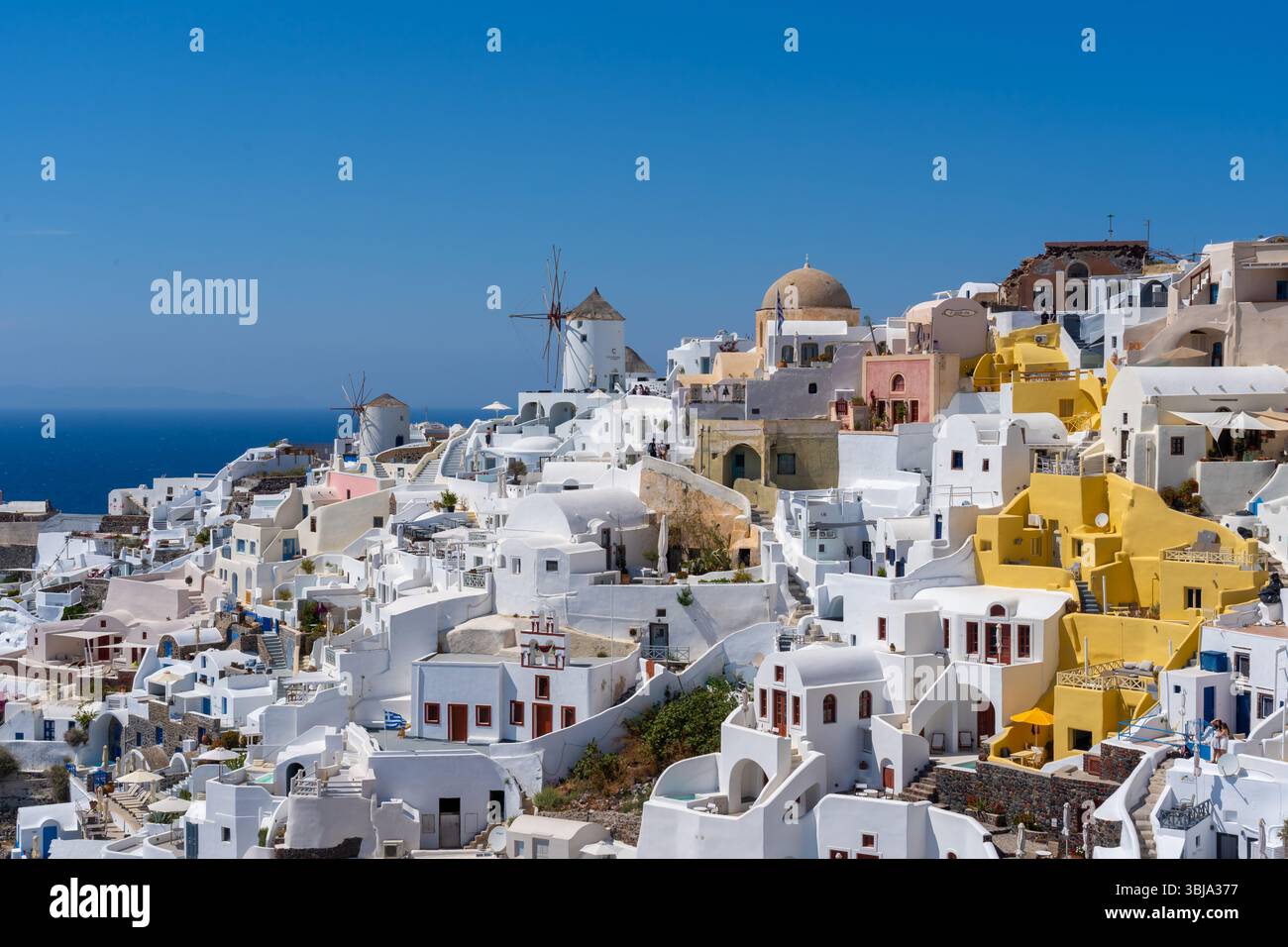 Blick auf die Stadt Oia auf Santorin, Griechenland. Stockfoto