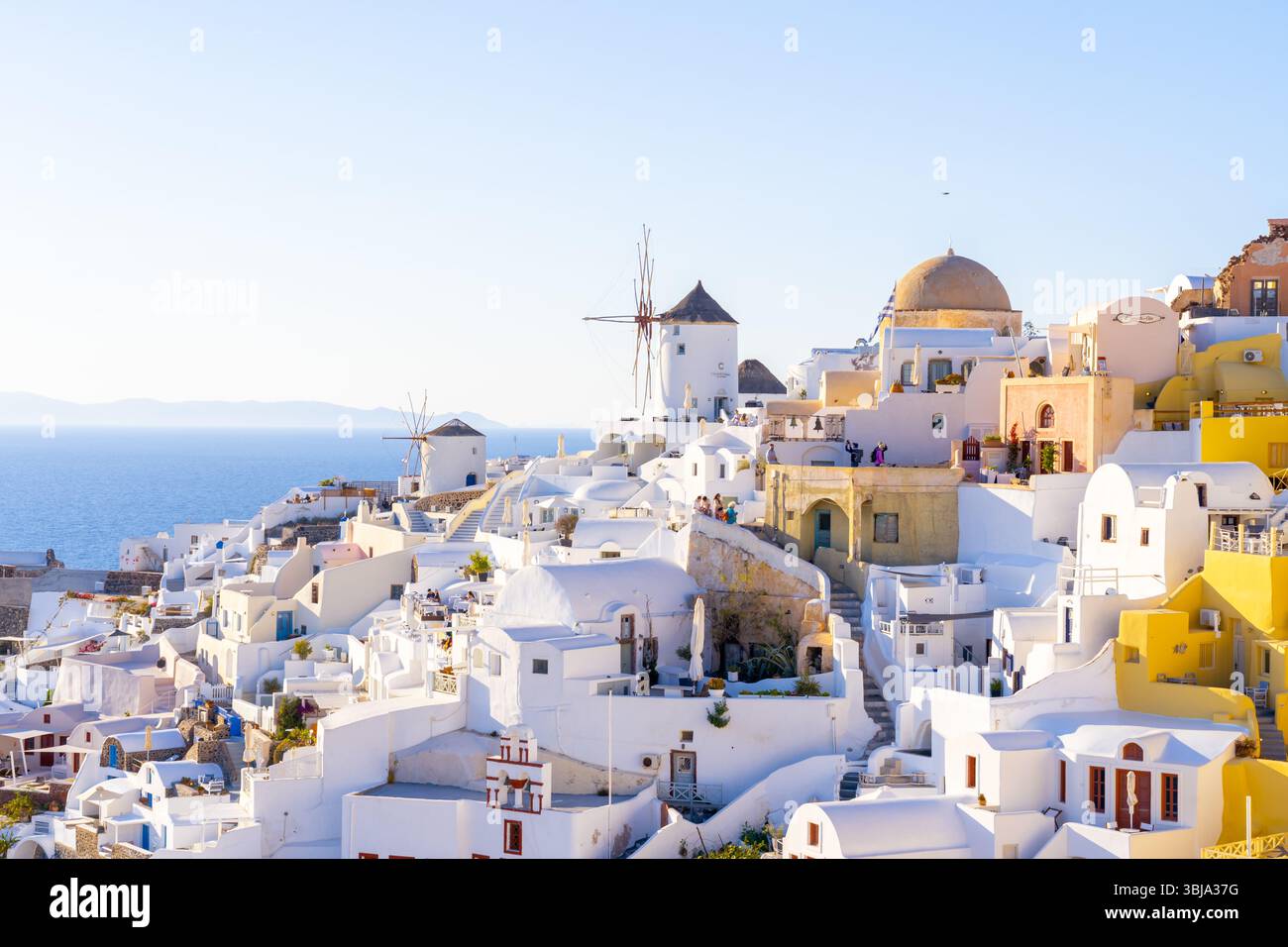 Oia, Insel Santorin, Griechenland - 14. Mai 2025: Blick auf die Stadt Oia auf der Insel Santorin, Griechenland. Stockfoto