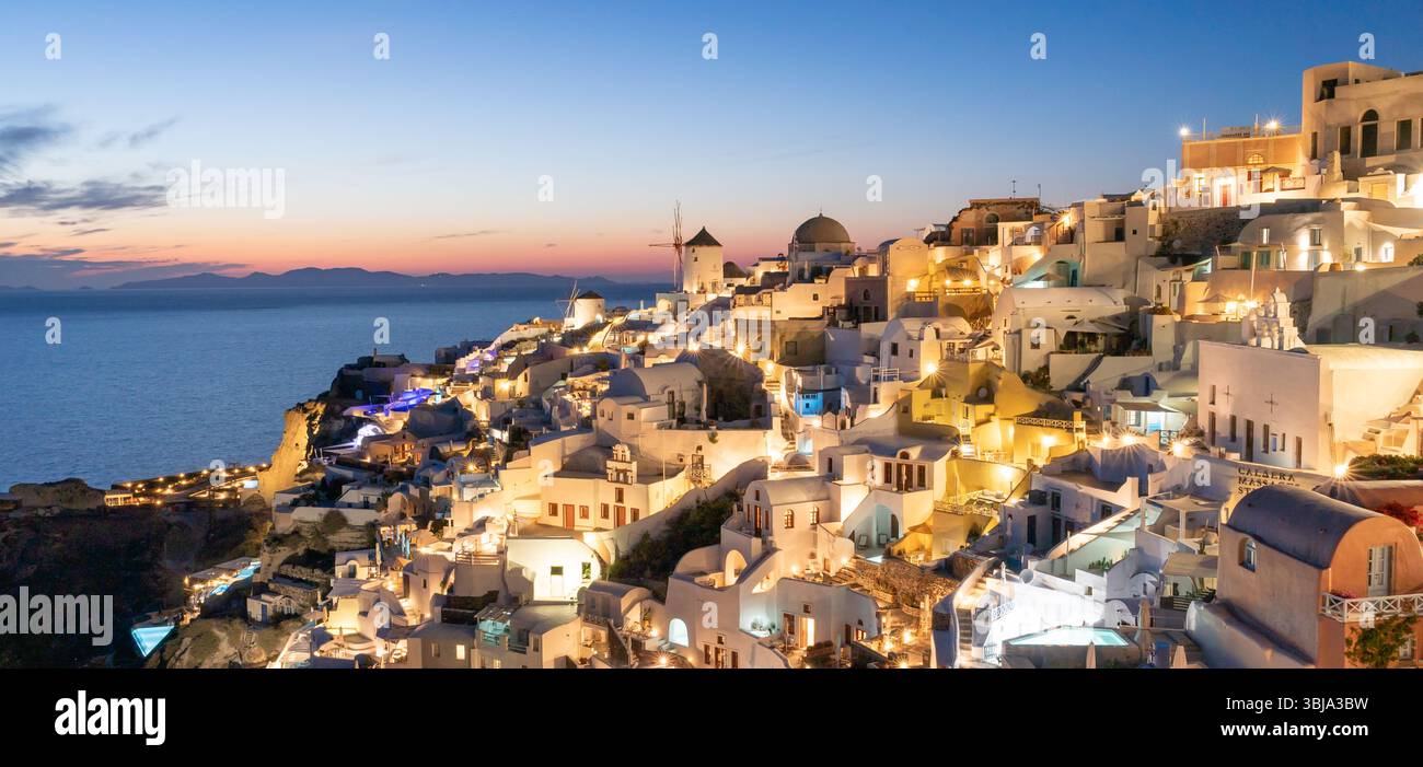 Lichter der Stadt Oia nach Sonnenuntergang auf Santorin, Griechenland. Stockfoto