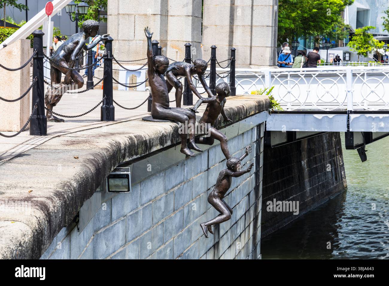 First Generation, eine Bronzeskulptur, die vom singapurischen Bildhauer Chong Fah Cheong auch als die fünf Jungen am Fluss bekannt ist Stockfoto