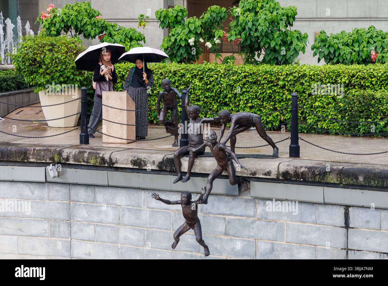 First Generation, eine Bronzeskulptur, die vom singapurischen Bildhauer Chong Fah Cheong auch als die fünf Jungen am Fluss bekannt ist Stockfoto