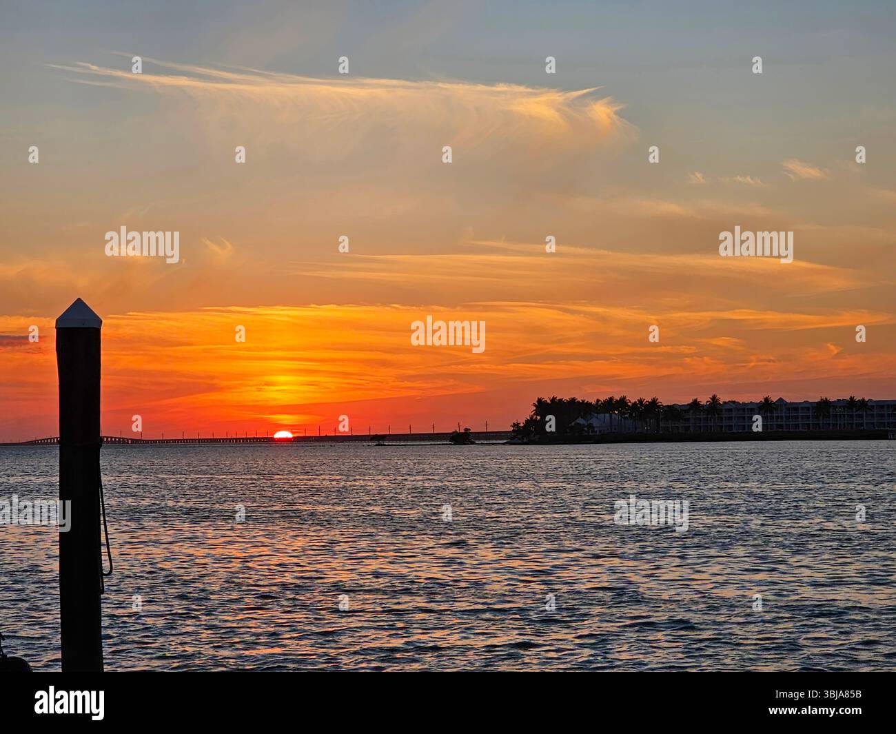 Sonnenuntergang von den Docks in Marathon, Florida. Marathon ist ein beliebter Ort für Bootsfahrer, um die Wintermonate in den Keys zu verbringen. Stockfoto
