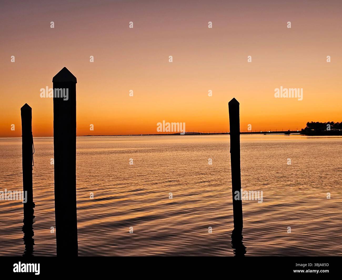 Sonnenuntergang von den Docks in Marathon, Florida. Marathon ist ein beliebter Ort für Bootsfahrer, um die Wintermonate in den Keys zu verbringen. Stockfoto