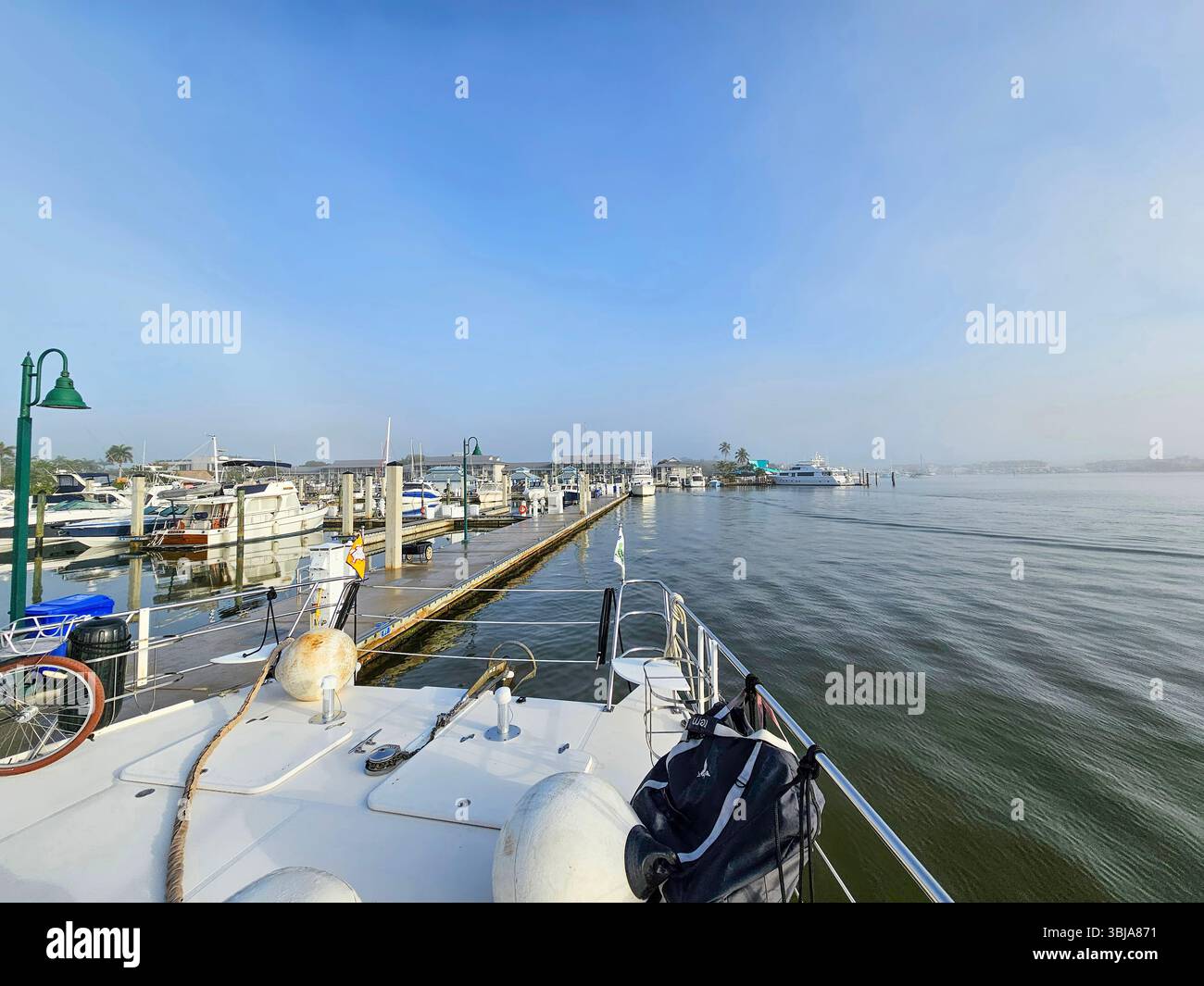 Naples City Dock an einem nebeligen Morgen im März. Stockfoto