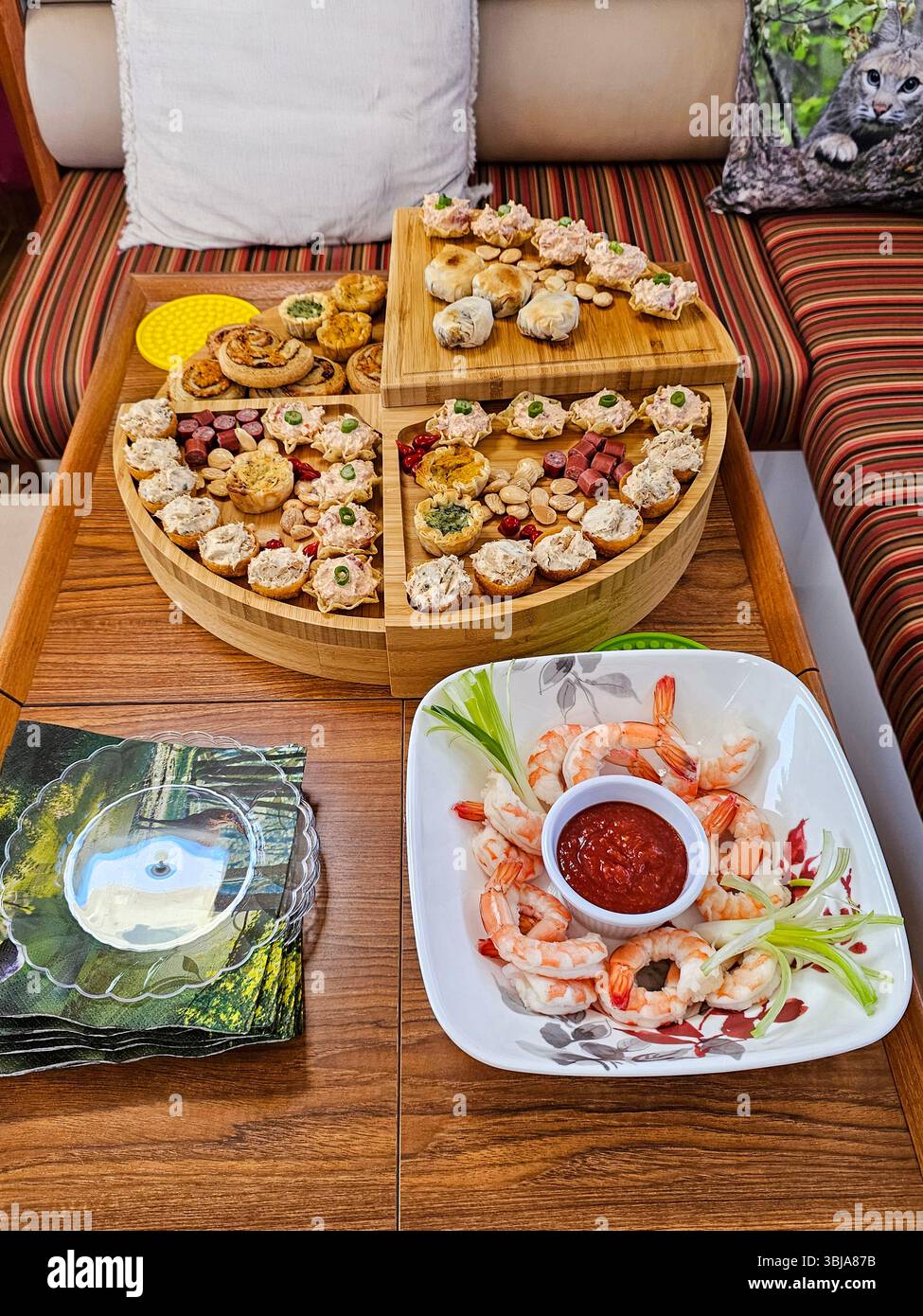 Eine Auswahl an Fingerfood für eine Party auf einem Boot. Stockfoto