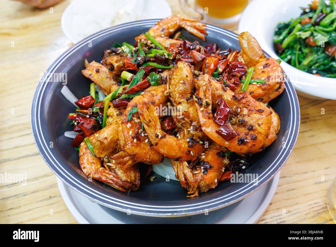 Gericht mit scharfer Sichuan-Chili-Schale auf Garnelen Stockfoto