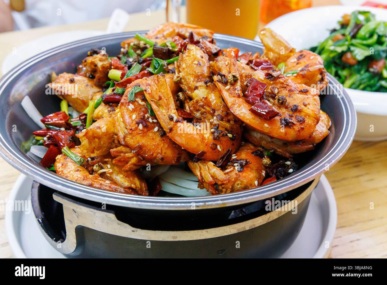 Gericht mit scharfer Sichuan-Chili-Schale auf Garnelen Stockfoto