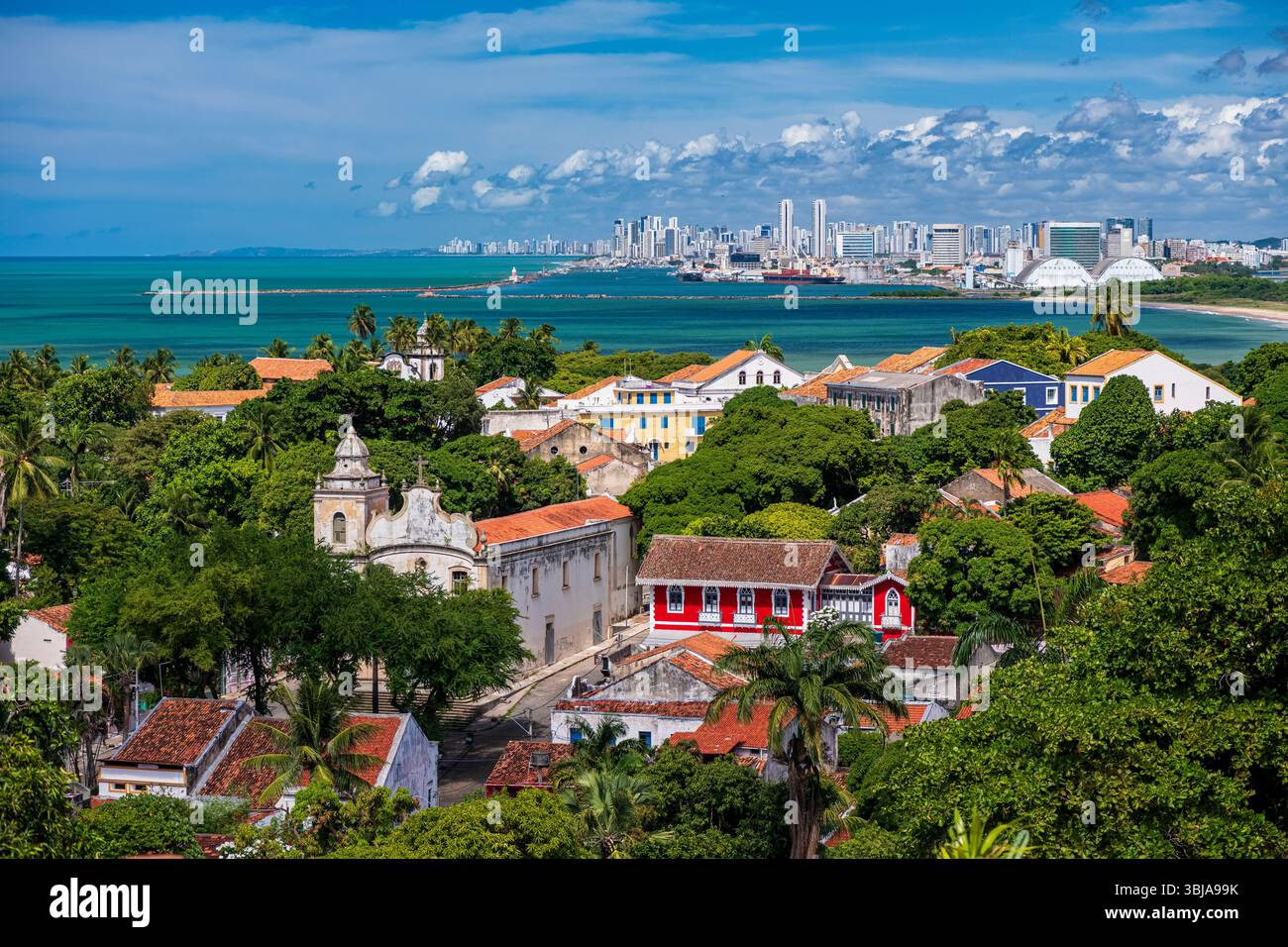 Panoramablick auf das historische Olinda mit der Skyline von Recife und dem Atlantischen Ozean im Hintergrund, Pernambuco, Brasilien, am 4. Mai 2025. Stockfoto