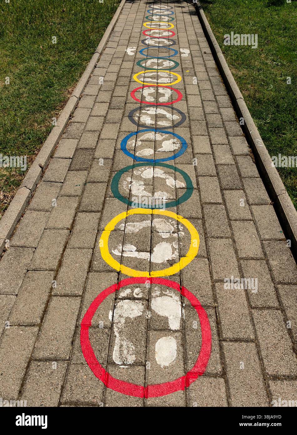 Kreisschritte. Lustiges Outdoor-Spiel. Stockfoto
