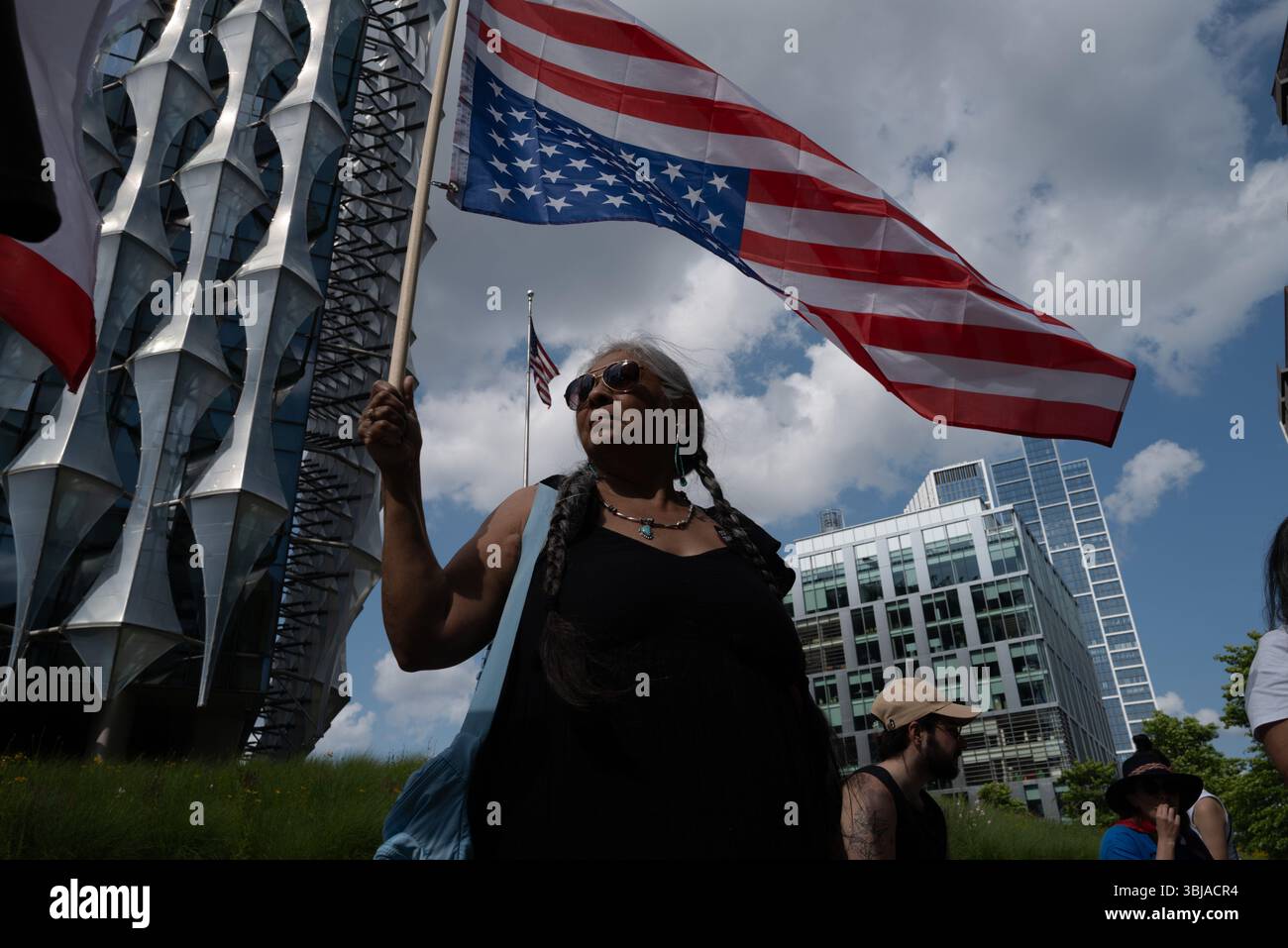 Anhänger der in den USA ansässigen Aktivistengruppe Unteilbare veranstalten eine Demonstration vor der US-Botschaft in London, als Teil eines globalen Aktionstages „No Tyrants“. Der Protest findet vom späten Nachmittag bis zum frühen Abend statt und findet in koordinierten Kundgebungen in den Vereinigten Staaten und international statt. Die Teilnehmer fordern demokratische Rechenschaftspflicht und verurteilen als autoritär angesehene Persönlichkeiten, darunter der ehemalige Präsident Donald Trump und der Tech-Milliardär Elon Musk. Die Veranstaltung wurde mit Unterstützung von Demokraten im Ausland im Vereinigten Königreich organisiert und folgt auf frühere großangelegte Proteste im Zusammenhang mit demselben Netzwerk Anfang des Jahres Stockfoto Anhänger der in den USA ansässigen Aktivistengruppe Unteilbare veranstalten eine Demonstration vor der US-Botschaft in London, als Teil eines globalen Aktionstages „No Tyrants“. Der Protest findet vom späten Nachmittag bis zum frühen Abend statt und findet in koordinierten Kundgebungen in den Vereinigten Staaten und international statt. Die Teilnehmer fordern demokratische Rechenschaftspflicht und verurteilen als autoritär angesehene Persönlichkeiten, darunter der ehemalige Präsident Donald Trump und der Tech-Milliardär Elon Musk. Die Veranstaltung wurde mit Unterstützung von Demokraten im Ausland im Vereinigten Königreich organisiert und folgt auf frühere großangelegte Proteste im Zusammenhang mit demselben Netzwerk Anfang des Jahres Stockfoto