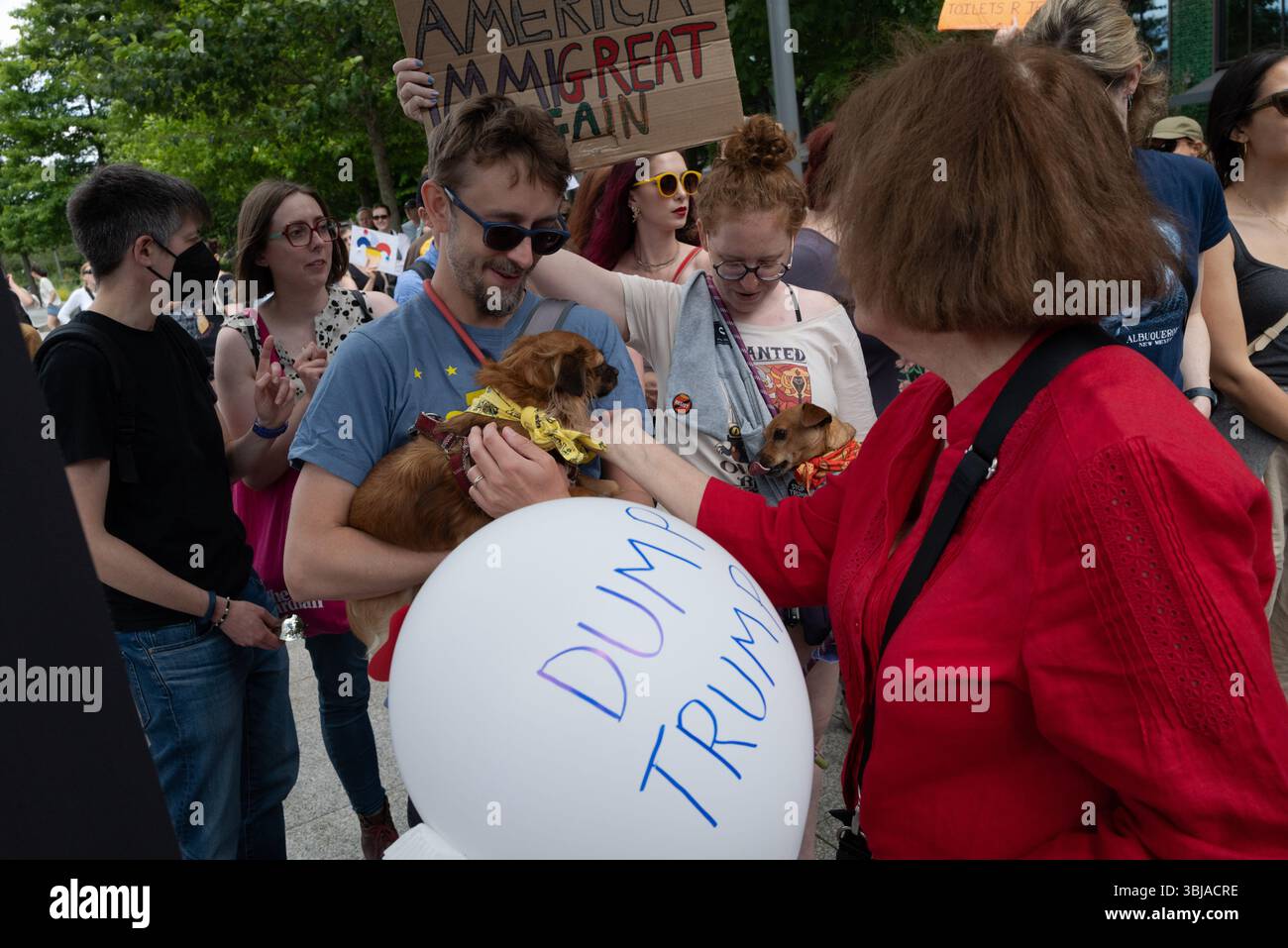 Anhänger der in den USA ansässigen Aktivistengruppe Unteilbare veranstalten eine Demonstration vor der US-Botschaft in London, als Teil eines globalen Aktionstages „No Tyrants“. Der Protest findet vom späten Nachmittag bis zum frühen Abend statt und findet in koordinierten Kundgebungen in den Vereinigten Staaten und international statt. Die Teilnehmer fordern demokratische Rechenschaftspflicht und verurteilen als autoritär angesehene Persönlichkeiten, darunter der ehemalige Präsident Donald Trump und der Tech-Milliardär Elon Musk. Die Veranstaltung wurde mit Unterstützung von Demokraten im Ausland im Vereinigten Königreich organisiert und folgt auf frühere großangelegte Proteste im Zusammenhang mit demselben Netzwerk Anfang des Jahres Stockfoto Anhänger der in den USA ansässigen Aktivistengruppe Unteilbare veranstalten eine Demonstration vor der US-Botschaft in London, als Teil eines globalen Aktionstages „No Tyrants“. Der Protest findet vom späten Nachmittag bis zum frühen Abend statt und findet in koordinierten Kundgebungen in den Vereinigten Staaten und international statt. Die Teilnehmer fordern demokratische Rechenschaftspflicht und verurteilen als autoritär angesehene Persönlichkeiten, darunter der ehemalige Präsident Donald Trump und der Tech-Milliardär Elon Musk. Die Veranstaltung wurde mit Unterstützung von Demokraten im Ausland im Vereinigten Königreich organisiert und folgt auf frühere großangelegte Proteste im Zusammenhang mit demselben Netzwerk Anfang des Jahres Stockfoto