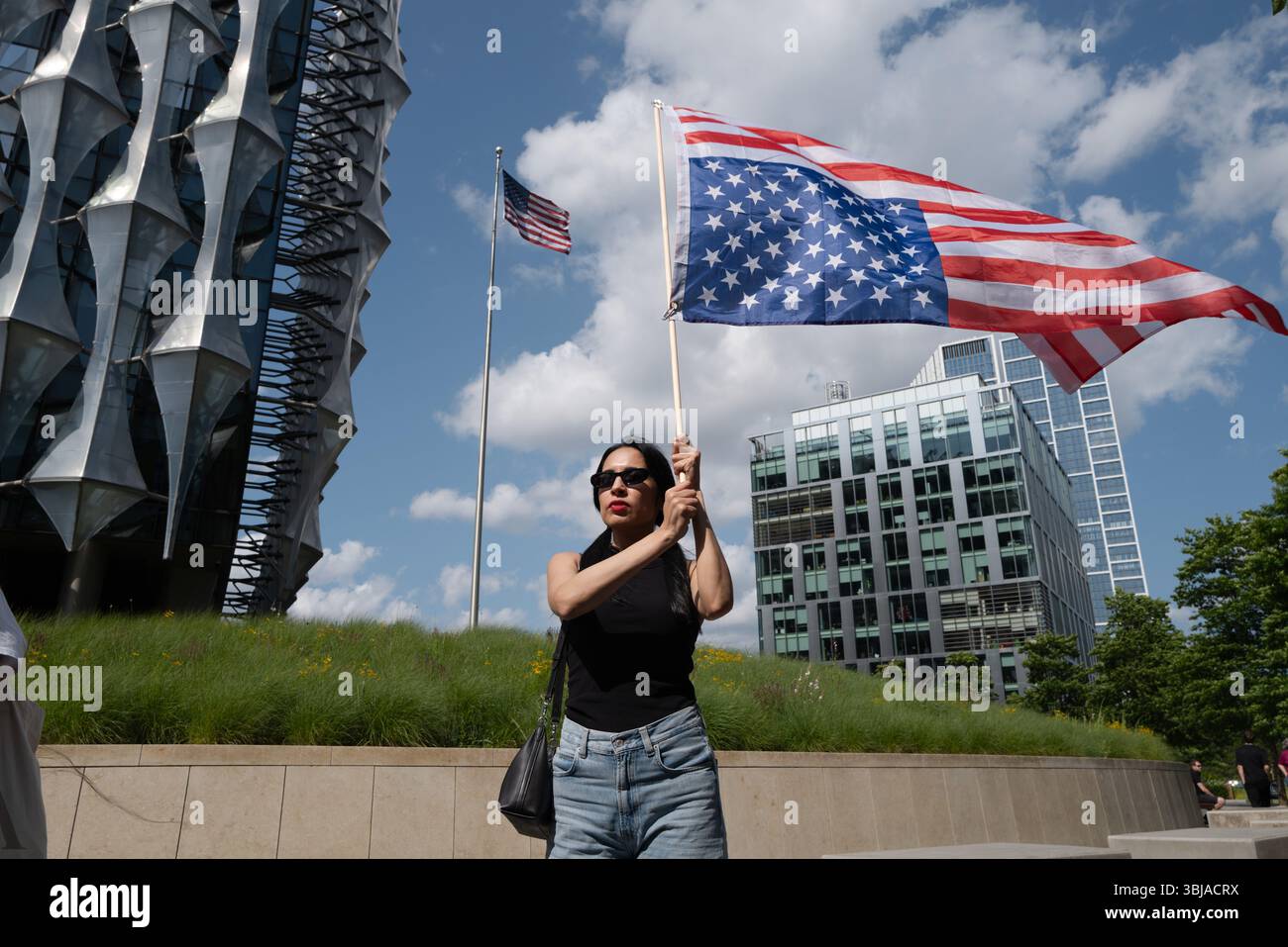 Anhänger der in den USA ansässigen Aktivistengruppe Unteilbare veranstalten eine Demonstration vor der US-Botschaft in London, als Teil eines globalen Aktionstages „No Tyrants“. Der Protest findet vom späten Nachmittag bis zum frühen Abend statt und findet in koordinierten Kundgebungen in den Vereinigten Staaten und international statt. Die Teilnehmer fordern demokratische Rechenschaftspflicht und verurteilen als autoritär angesehene Persönlichkeiten, darunter der ehemalige Präsident Donald Trump und der Tech-Milliardär Elon Musk. Die Veranstaltung wurde mit Unterstützung von Demokraten im Ausland im Vereinigten Königreich organisiert und folgt auf frühere großangelegte Proteste im Zusammenhang mit demselben Netzwerk Anfang des Jahres Stockfoto Anhänger der in den USA ansässigen Aktivistengruppe Unteilbare veranstalten eine Demonstration vor der US-Botschaft in London, als Teil eines globalen Aktionstages „No Tyrants“. Der Protest findet vom späten Nachmittag bis zum frühen Abend statt und findet in koordinierten Kundgebungen in den Vereinigten Staaten und international statt. Die Teilnehmer fordern demokratische Rechenschaftspflicht und verurteilen als autoritär angesehene Persönlichkeiten, darunter der ehemalige Präsident Donald Trump und der Tech-Milliardär Elon Musk. Die Veranstaltung wurde mit Unterstützung von Demokraten im Ausland im Vereinigten Königreich organisiert und folgt auf frühere großangelegte Proteste im Zusammenhang mit demselben Netzwerk Anfang des Jahres Stockfoto
