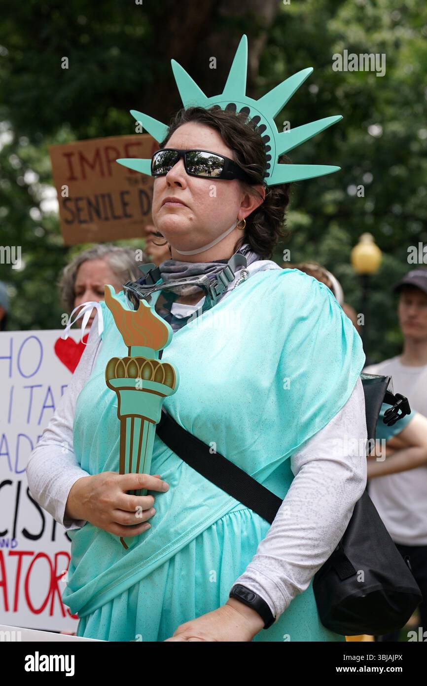Arlington, Usa. Juni 2025. Ein Mann, der als Freiheitsstatue verkleidet ist, nimmt an einem marsch gegen Präsident Donald Trump und seiner Teilnahme an der 250. Armee-Parade im Logan Circle in Washington, DC am Samstag, den 14. Juni 2025 Teil. Der marsch, organisiert vom RefuseFaschismus, findet vor der 250. Armee-Parade statt, die mit Präsident Donald Trumps Geburtstag zusammenfällt und mit Armeeausrüstung, Überführungen, Feuerwerk und 6.600 Veteranen und aktiven Soldaten ausgestattet ist. Foto: Leigh Vogel/UPI Credit: UPI/Alamy Live News Stockfoto