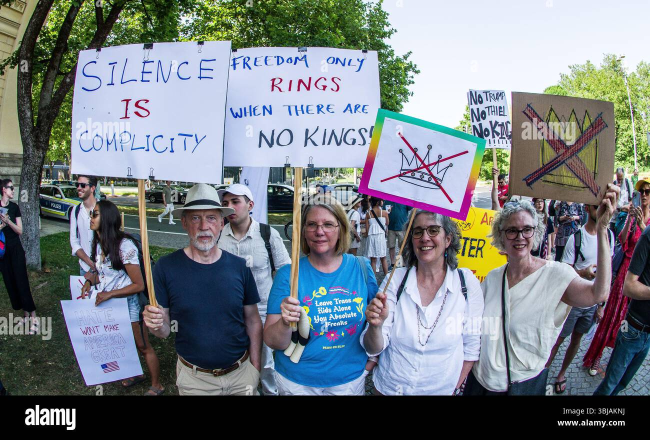 München, Bayern, Deutschland. Juni 2025. Neben rund 1.800 Protesten in den USA organisierten 225 Mitglieder der Demokraten im Ausland vor dem US-Konsulat in München ihren eigenen Protest gegen „No Kings“. Die Proteste stammen aus der Bewegung von 50501 in den Vereinigten Staaten und fallen mit Trumps Geburtstag und Militärparade zusammen. (Kreditbild: © Sachelle Babbar/ZUMA Press Wire) NUR REDAKTIONELLE VERWENDUNG! Nicht für kommerzielle ZWECKE! Stockfoto