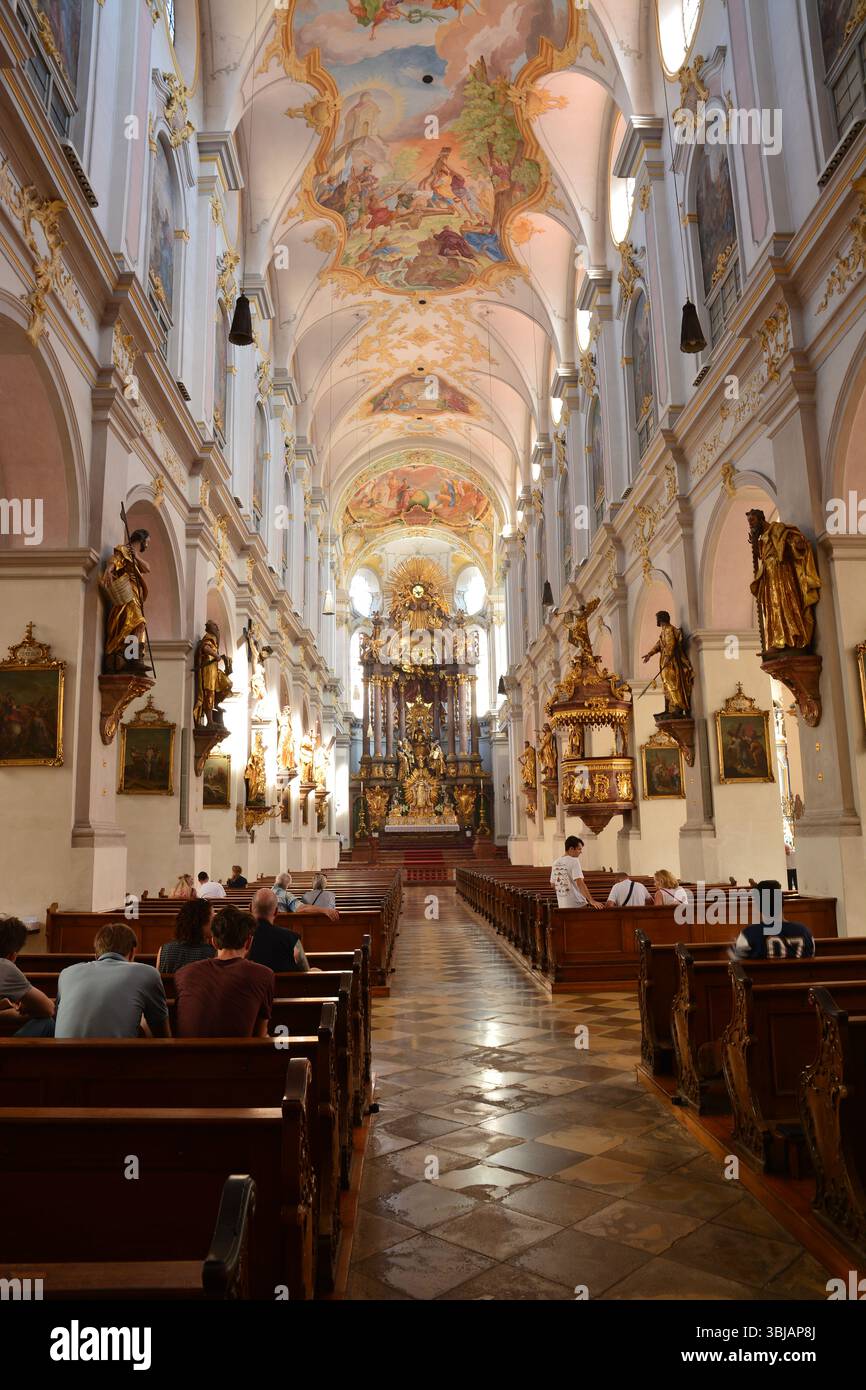München, Bayern, Deutschland - 08.11.2024: Innere der PETERSKIRCHE im Stadtzentrum Stockfoto