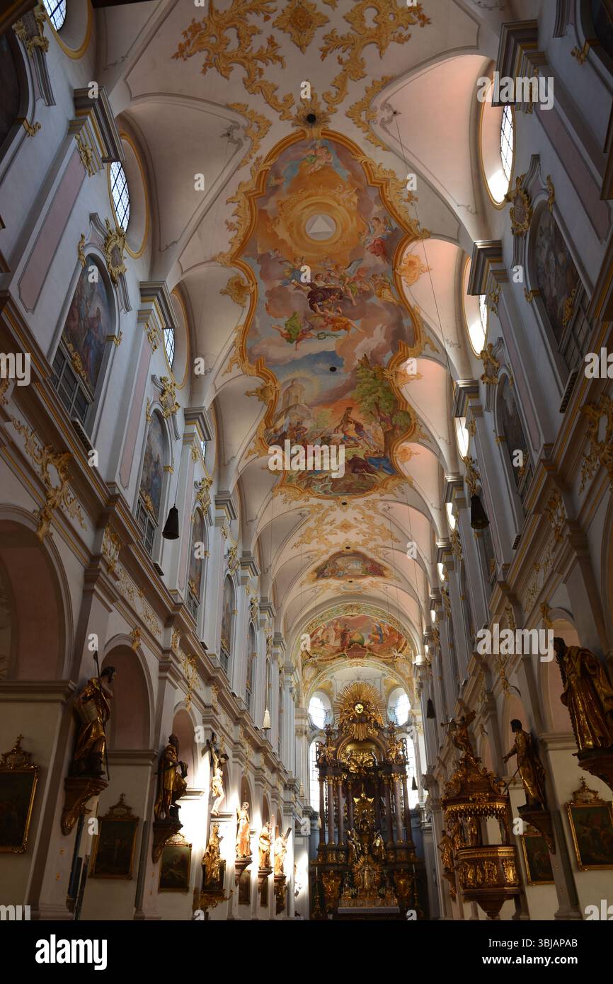 München, Bayern, Deutschland - 08.11.2024: Innere der PETERSKIRCHE im Stadtzentrum Stockfoto